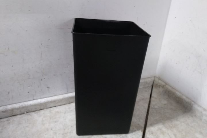 Rubbermaid Commercial Products FGST40EPLWH 25 Gal Container Cap White Step Can