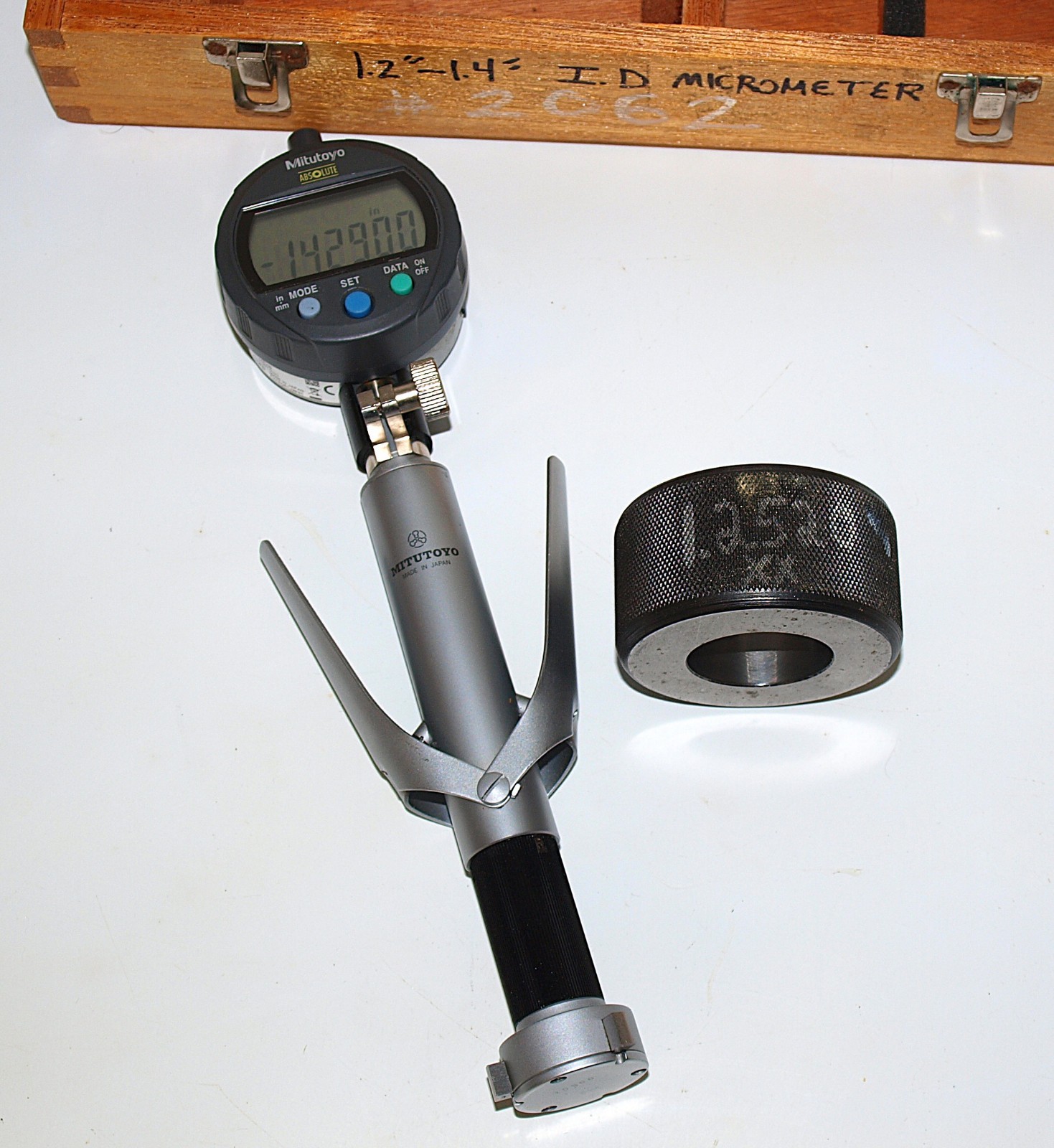 MITUTOYO 1.2-1.4″ HOLTEST 3 POINT BORE GAGE with DIGIMATIC INDICATOR. TESTED