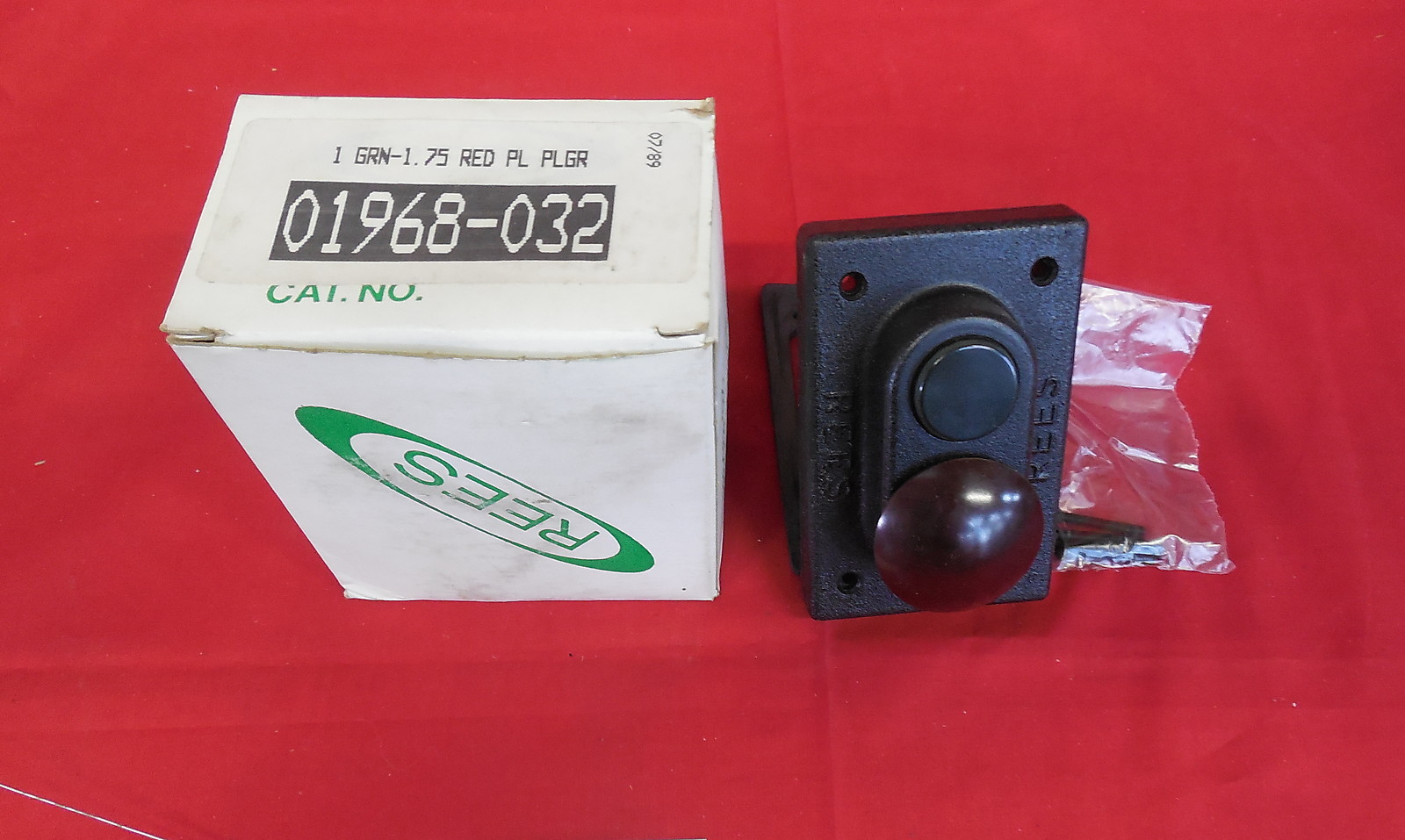 REES 01968-032 *NEW IN BOX* CONTROL PUSHBUTTON (3B4)