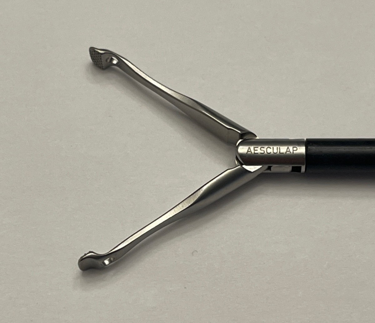 Aesculap P0959R AdTec 5mm x 45cm Monopolar Babcock Grasper Laparoscopy
