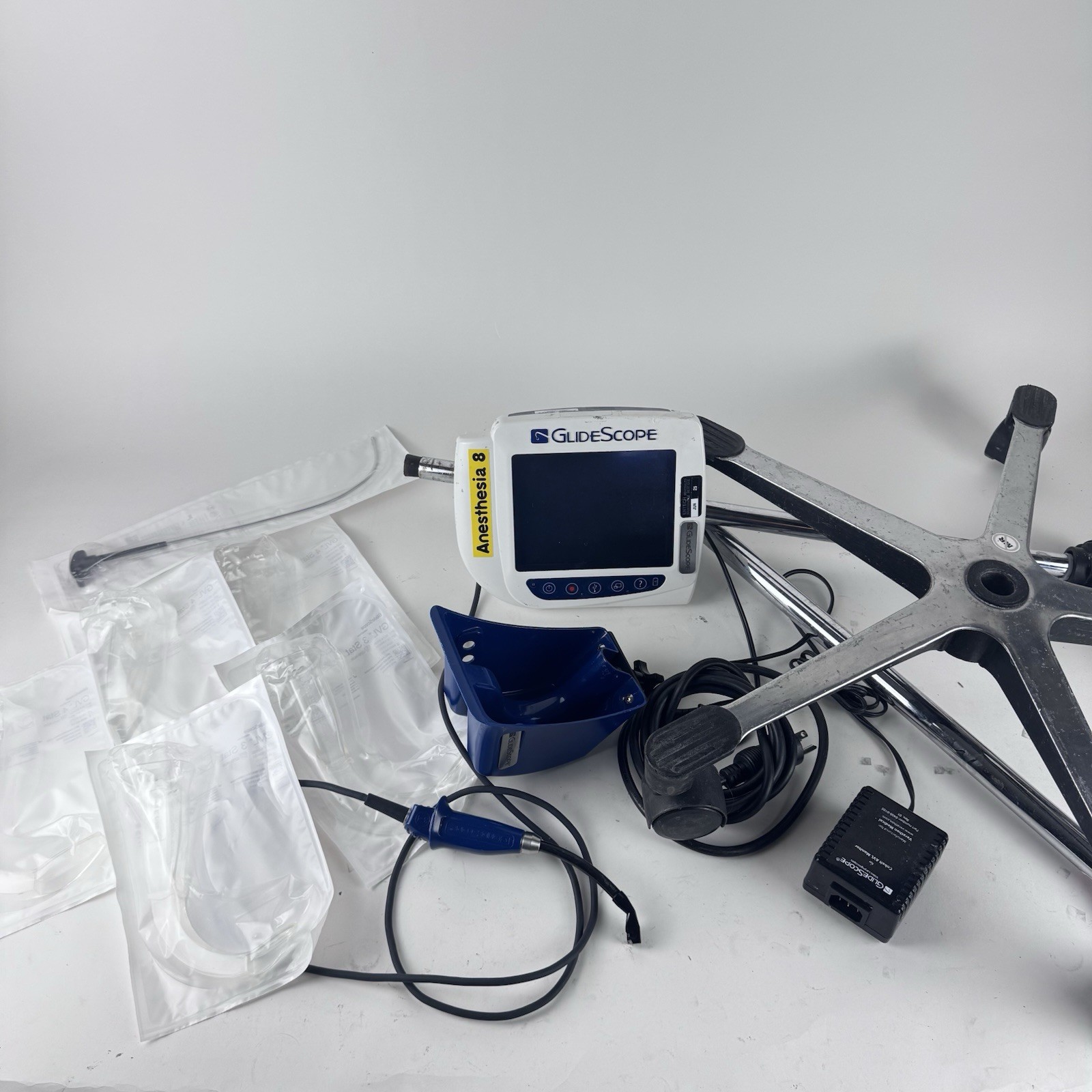 Verathon GlideScope 0570-0304 Monitor And Rolling Pole
