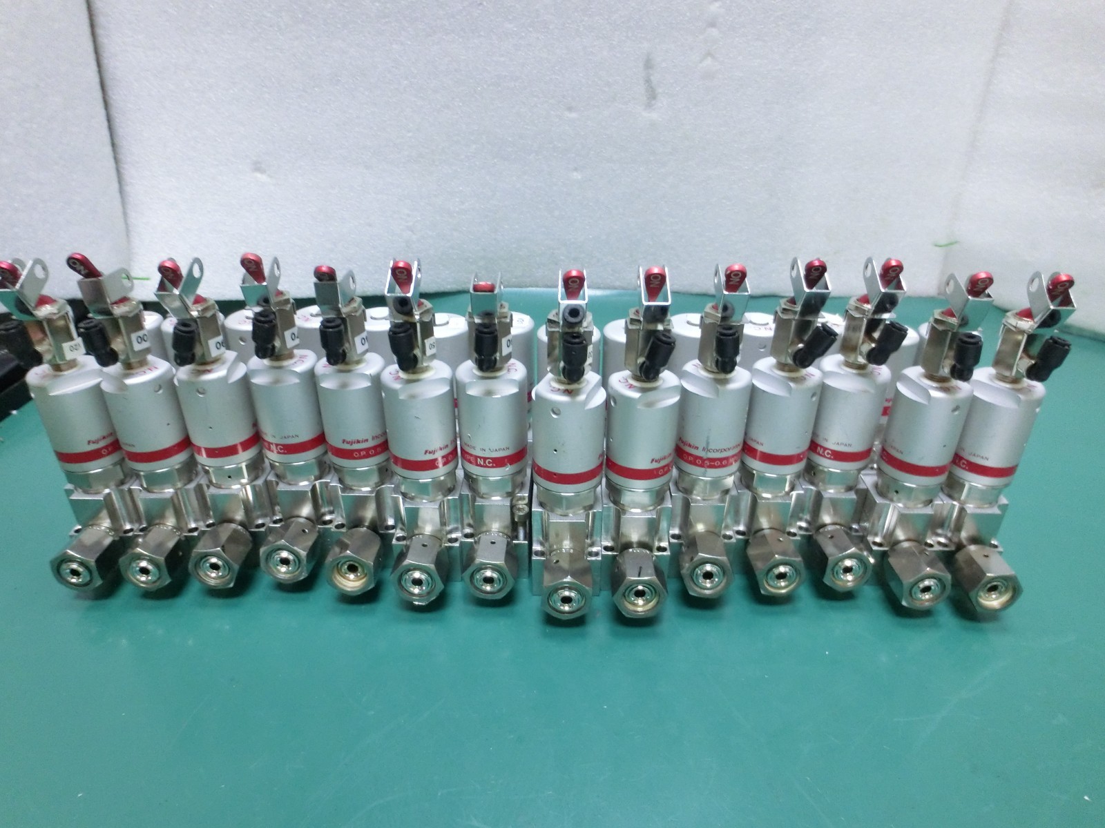 Fujikin 316L-P 477945 Pneumatic Valve Assy,OP 0.5-0.6mPa Type N.C.,Used,Jp+9668