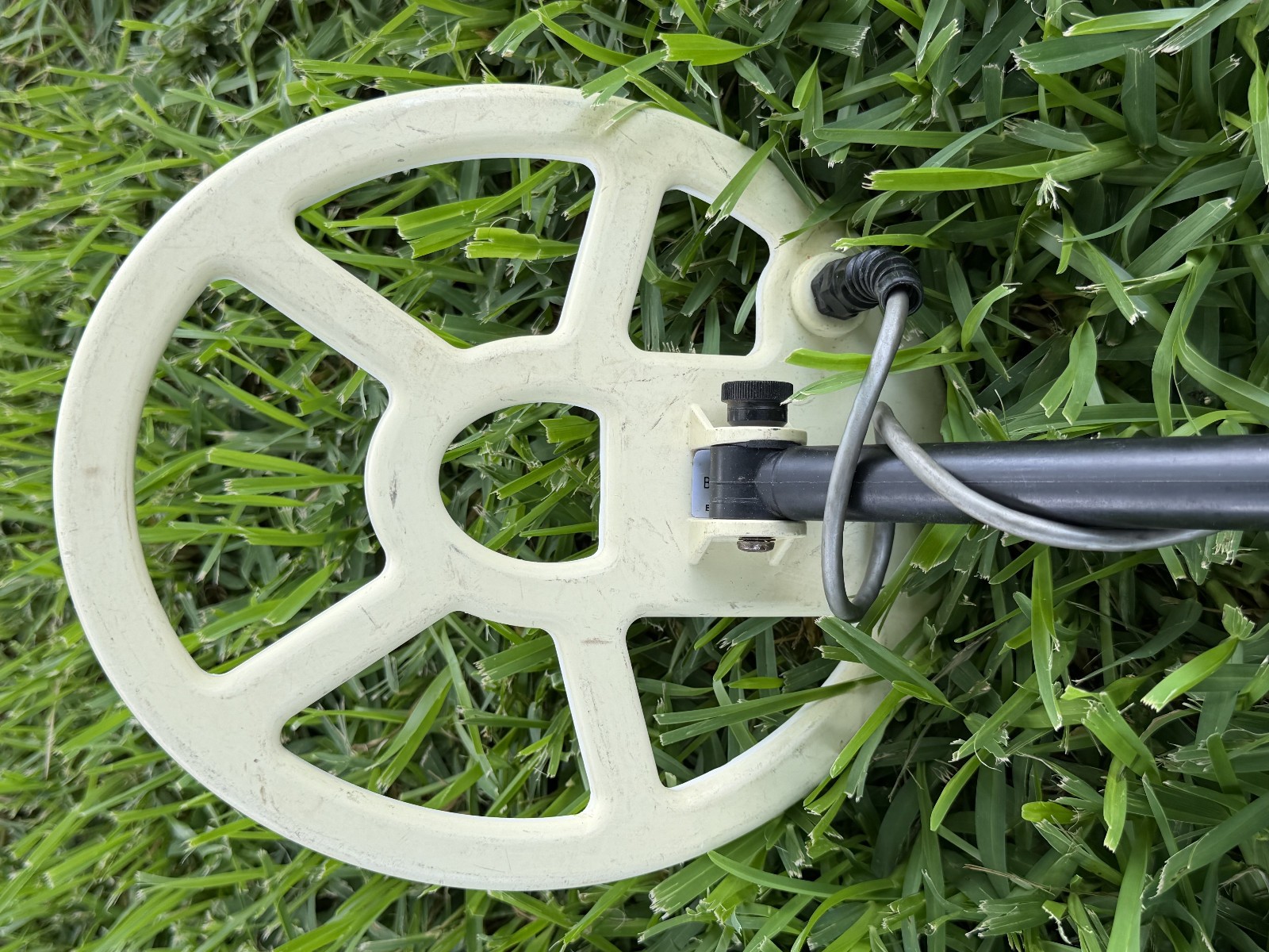Tesoro CONQUISTADOR uMAX Metal Detector w/ 9X8″ Coil, Battery, Manual – Nice!
