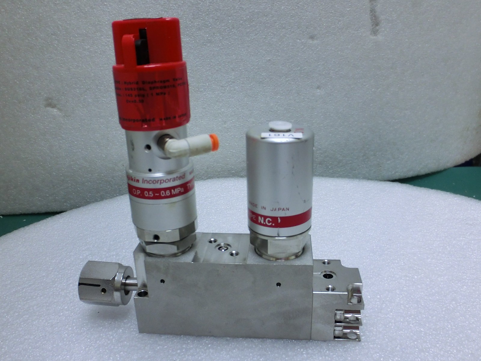 Lam Research 766-077821-103 Rev D Fujikin 705774 Pneumatic Valve,Used,Jp+9773