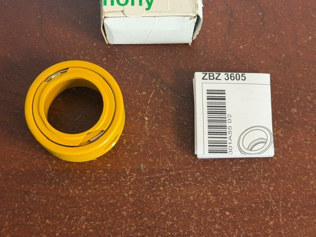 SCHNEIDER ELECTRIC ZBZ 3605, YELLOW PADLOCK, NEW