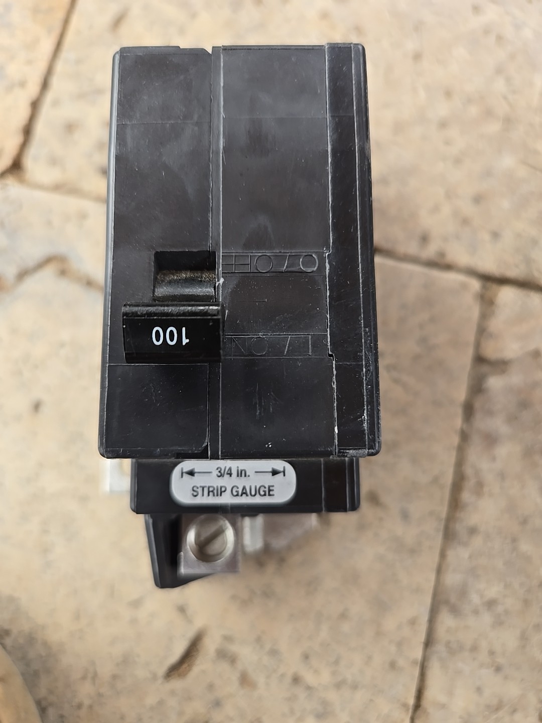 Square D QOM100VH8106 22kA 2Pole 100A 120/240V QOM1 Bolt On Main Circuit Breaker