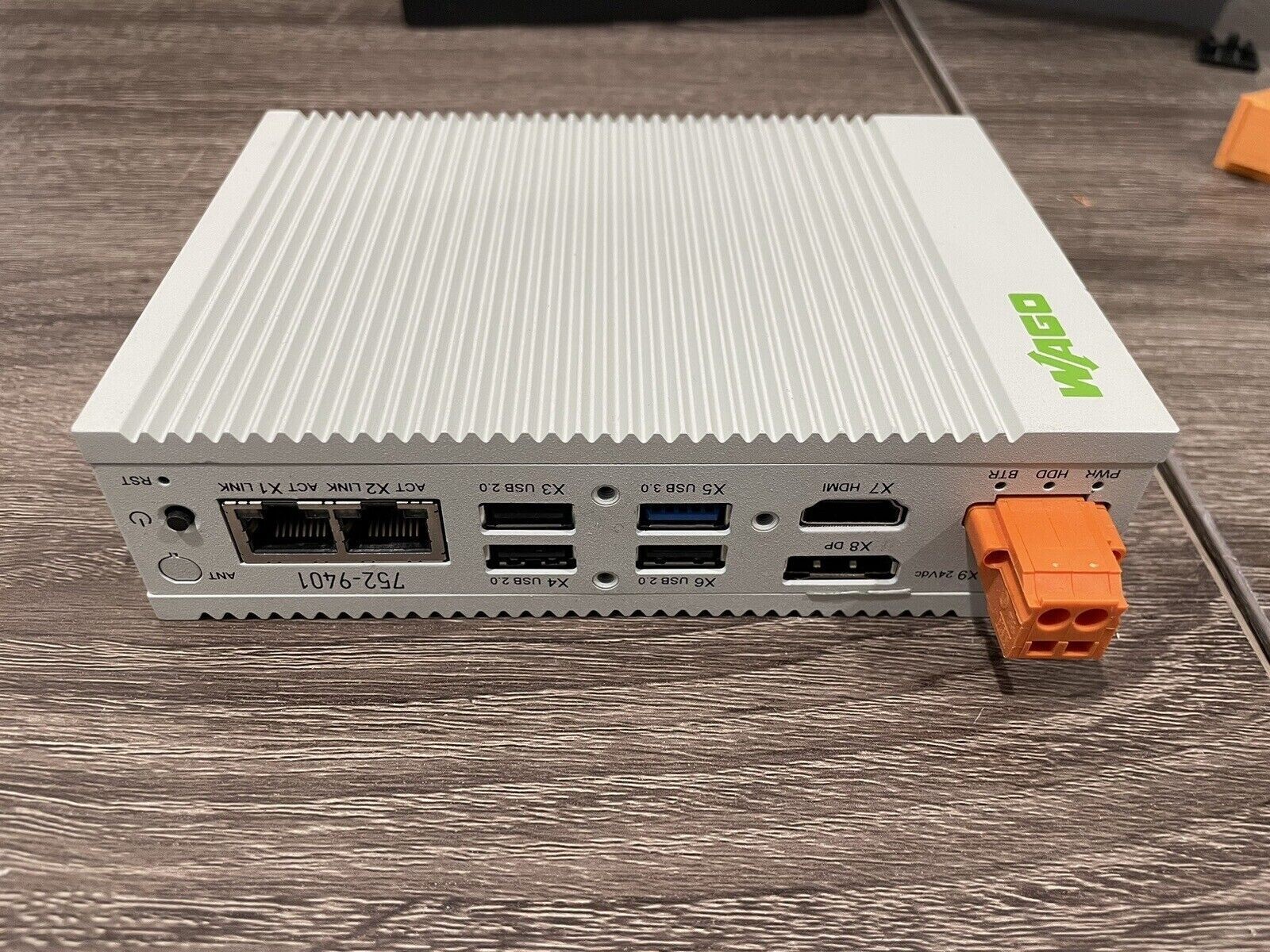PLC WAGO Edge Computer; 2 x ETHERNET, 4 x USB, HDMI, DP; 8GB RAM; 64GB 752-9401