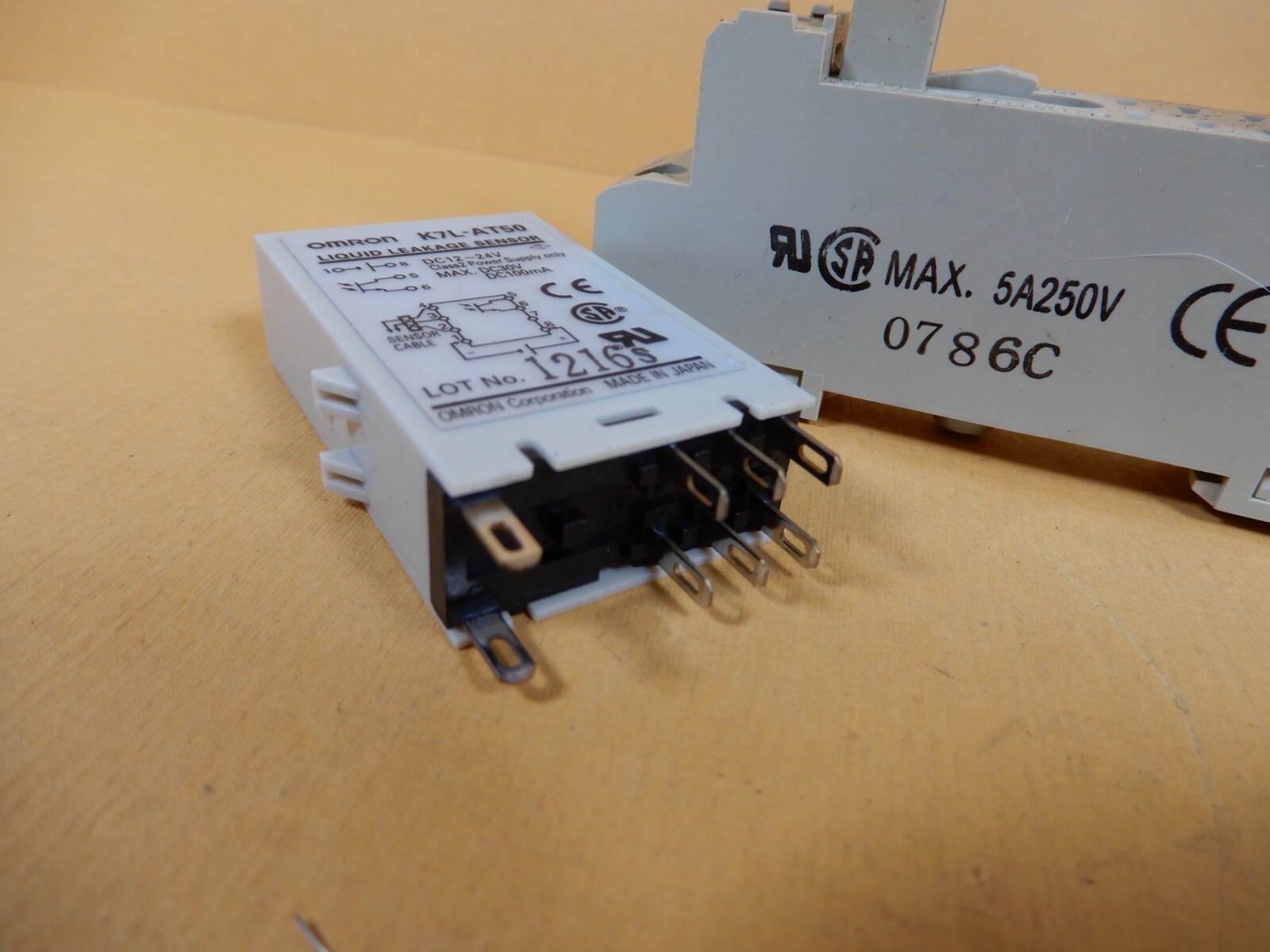 Omron K7L-AT50 Liquid Leakage Sensor 0-50MΩ Used Good Untested Condition Socket