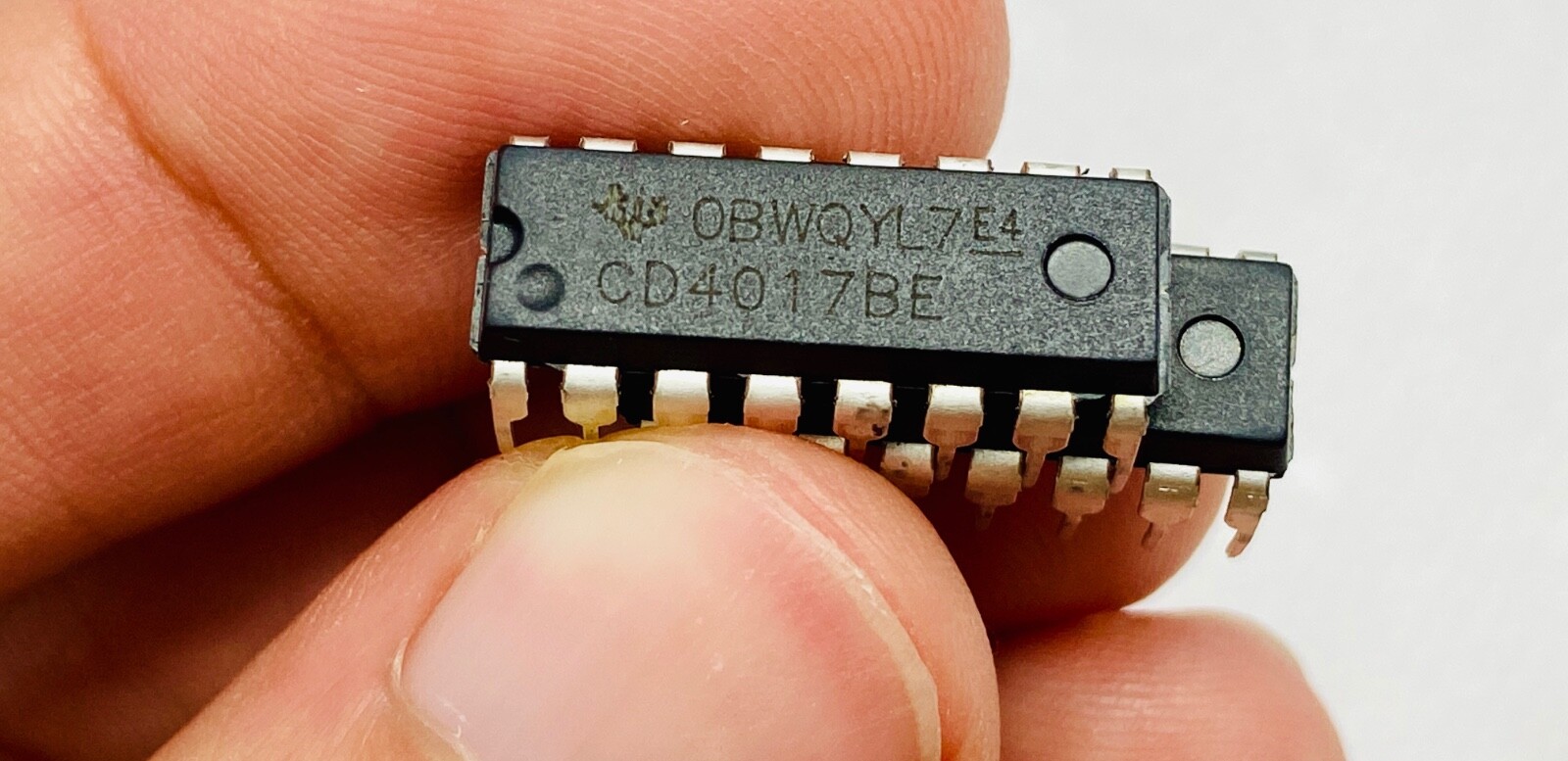 5-10 Set CD4017 CD4017BE DIP-16 Decade Counter Divider IC with Socket Choose Qty