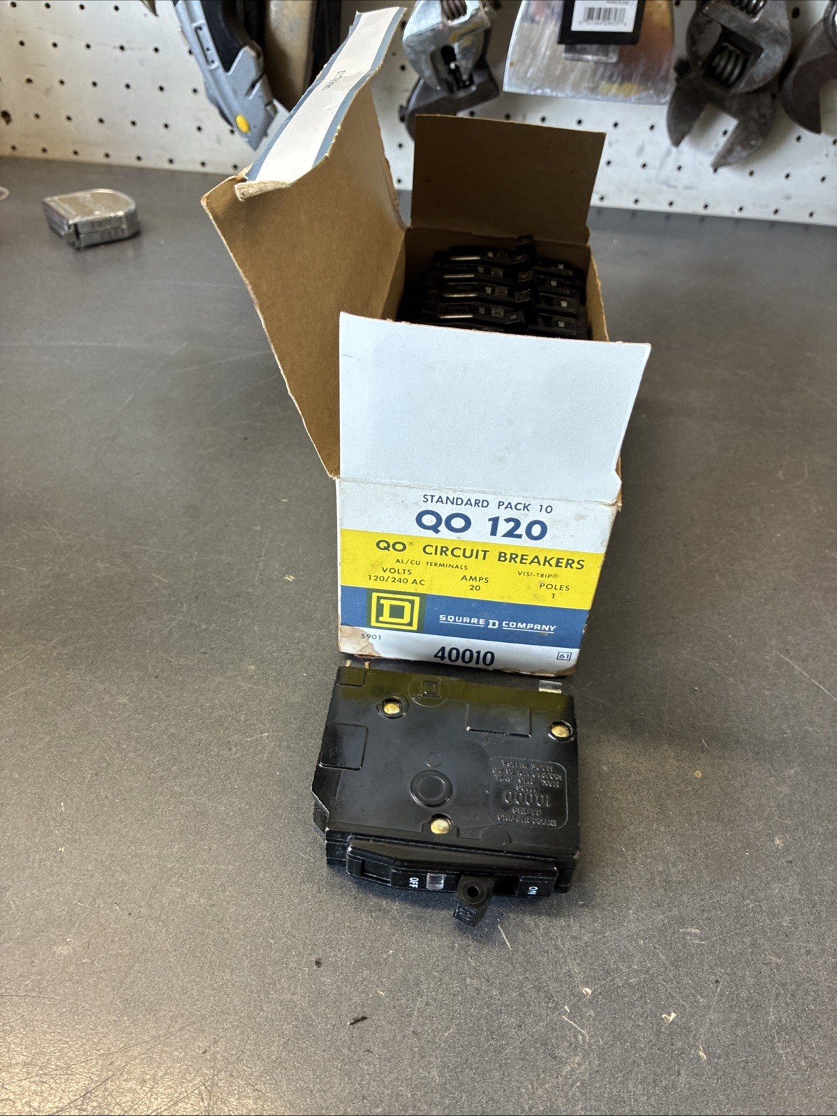 Lot Of 10 Square D QO 120 Circuit Breakers 120 / 240 Vac 20 Amp Single Pole