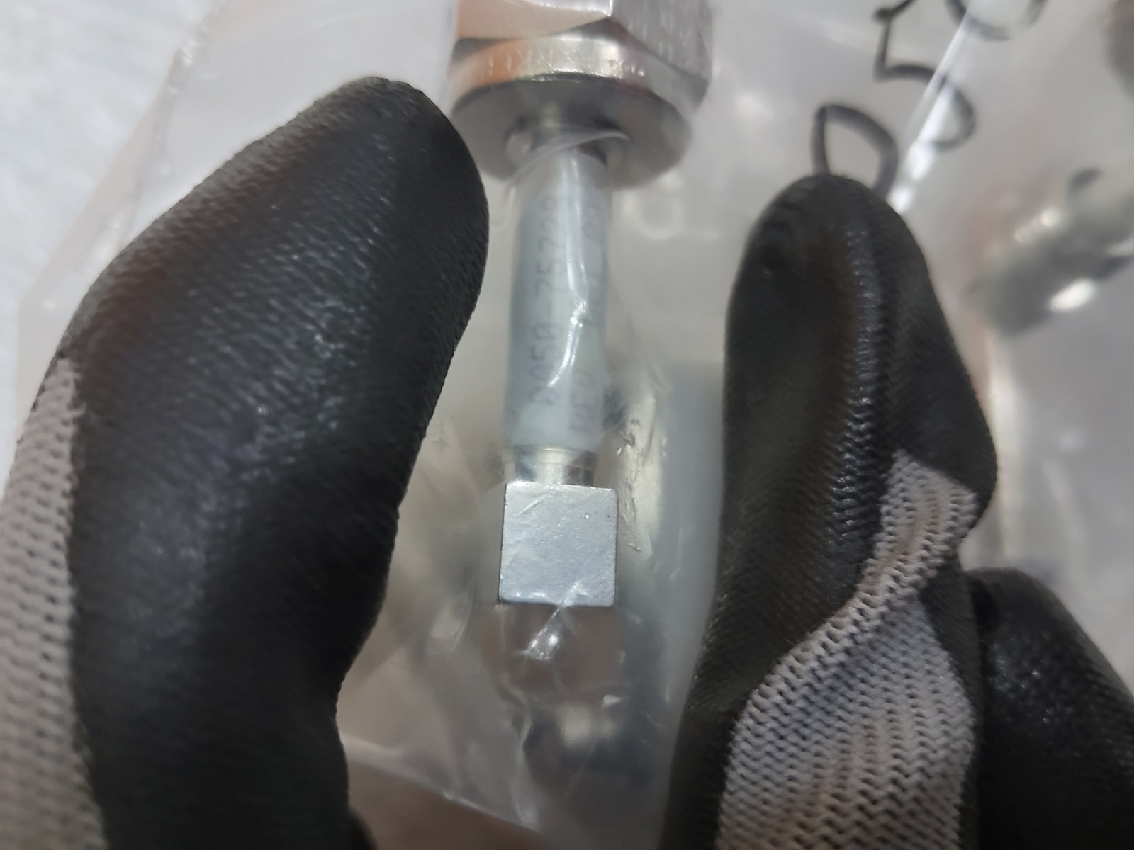Applied Materials 0010-13645 GASLINE, ISOLATOR, MIXED, HT BESC AMAT