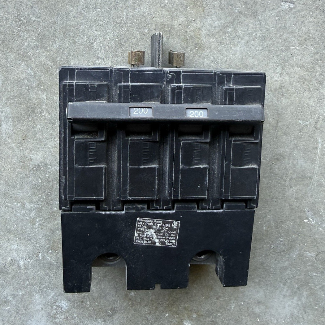 Murrays Circuit Breaker 200A 4-Pole 201-250V AC Trip Indicator