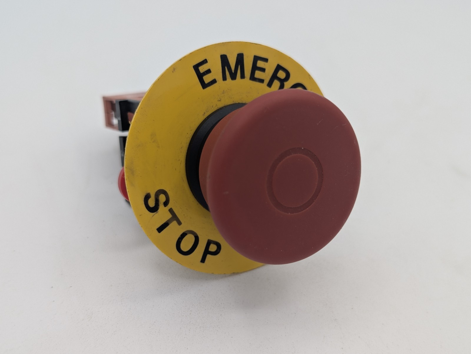 Omron A22E-M-03 Emergency Stop Pushbutton, Turn Reset, 40mm Head