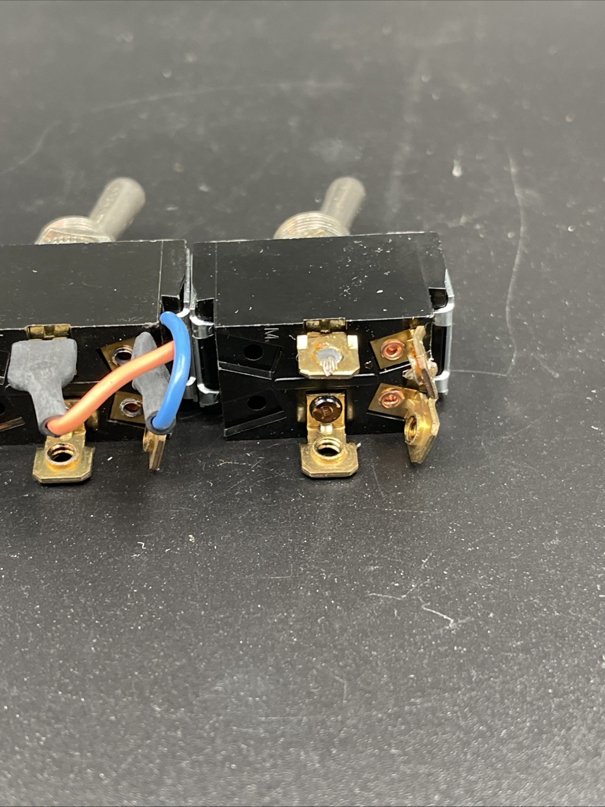 Carling Toggle Switch 10A, 250V AC 15A 125V AC 3/4 HP 125-250V AC Lot 4