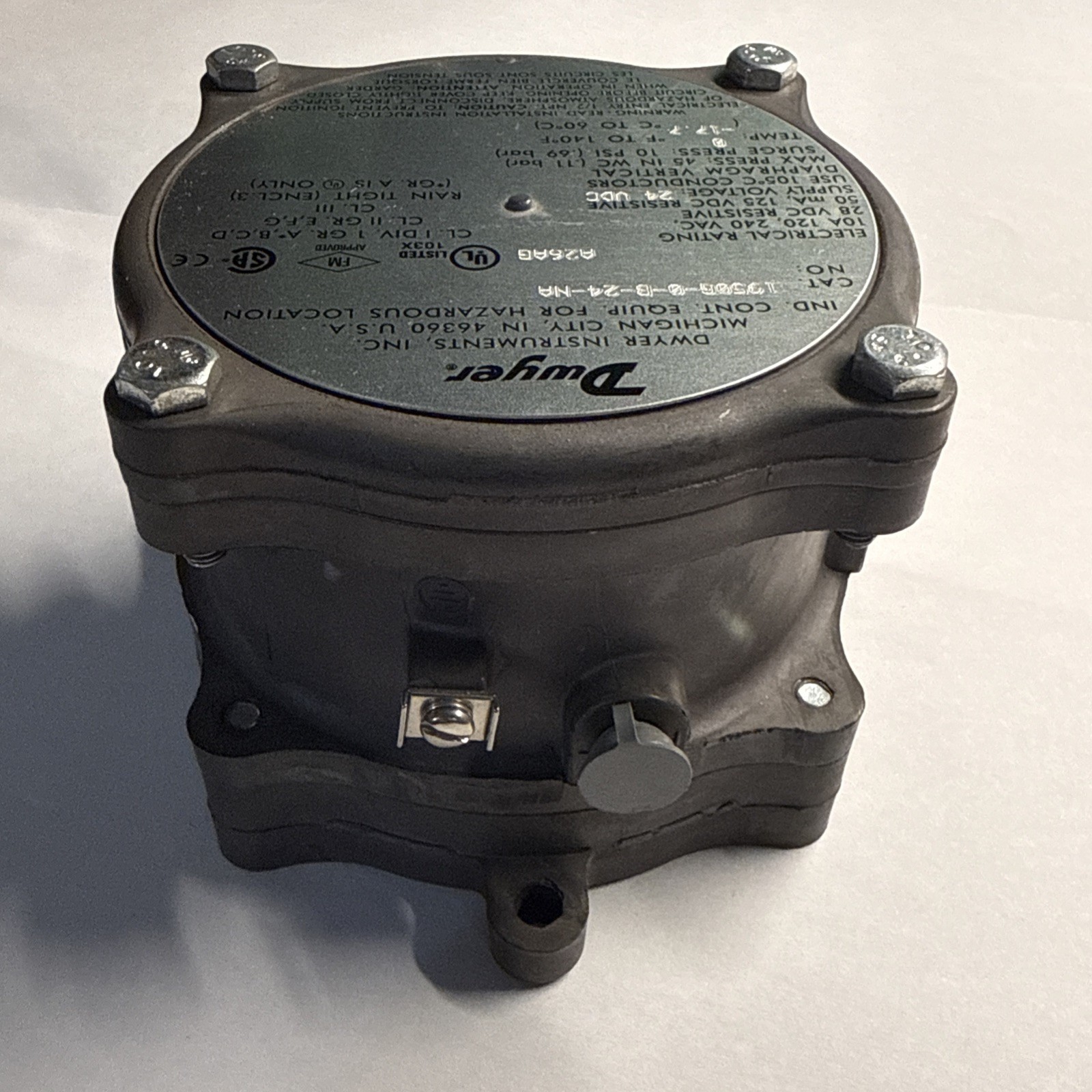Pressure switch, Dwyer 1950G-0-B-24, Explosion-Proof , range 0.7-0.15″ w.c.