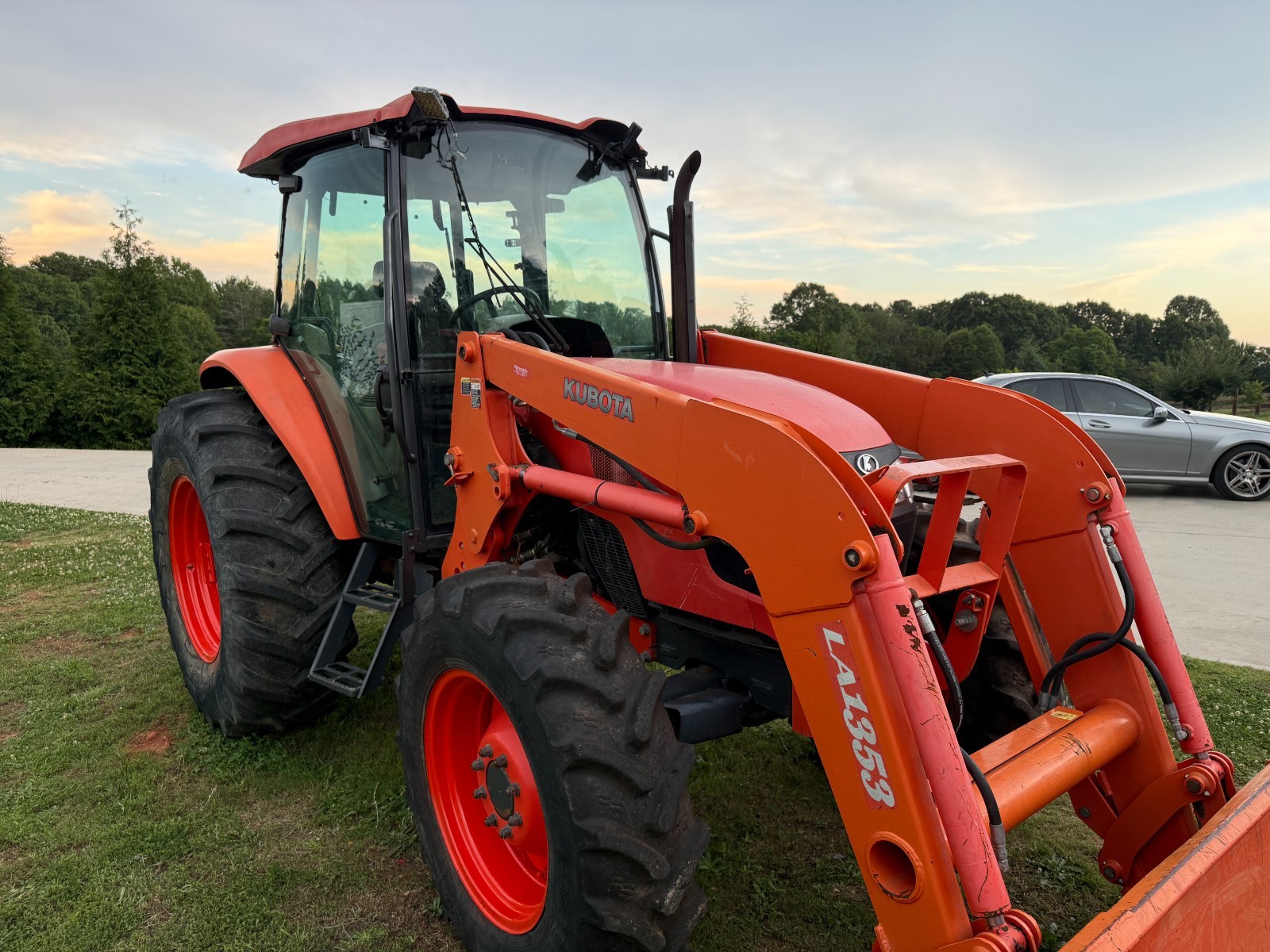 2016 KUBOTA M8560D TRACTOR WITH LOADER – A/C CAB – 4X4 – ONLY 2,763HOURS!! 85 HP