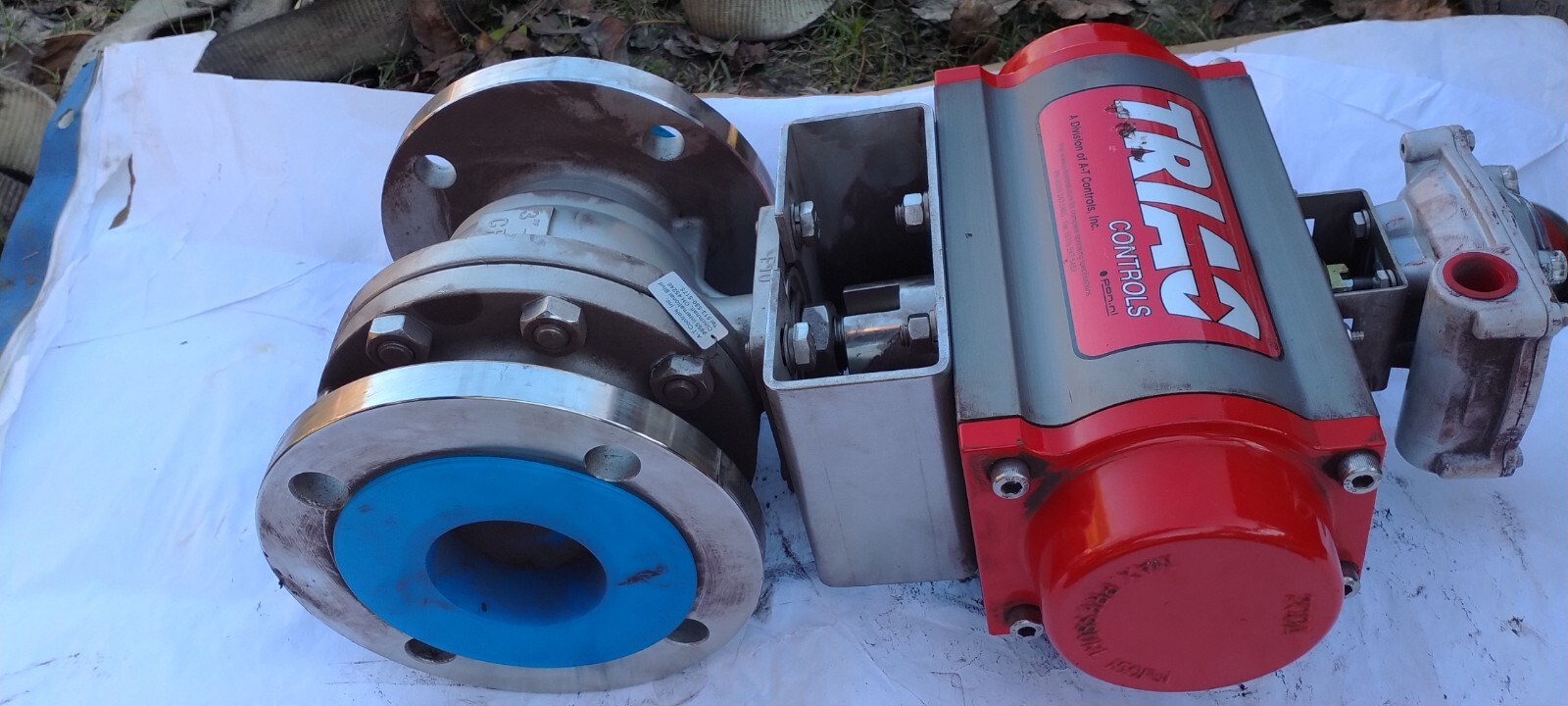 TRIAC CONTROLS 200A PNEUMATIC ACTUATOR WITH 3»-150 CF8M STAINLESS STEEL VALVE