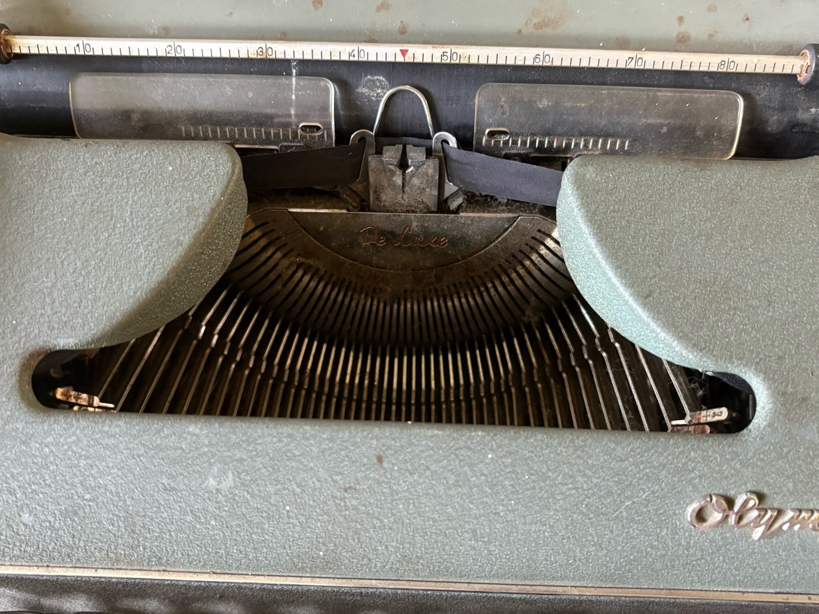 Olympia SM3 De Luxe Vintage Manual Typewriter with QWERTY Keyboard, Green. 1957.