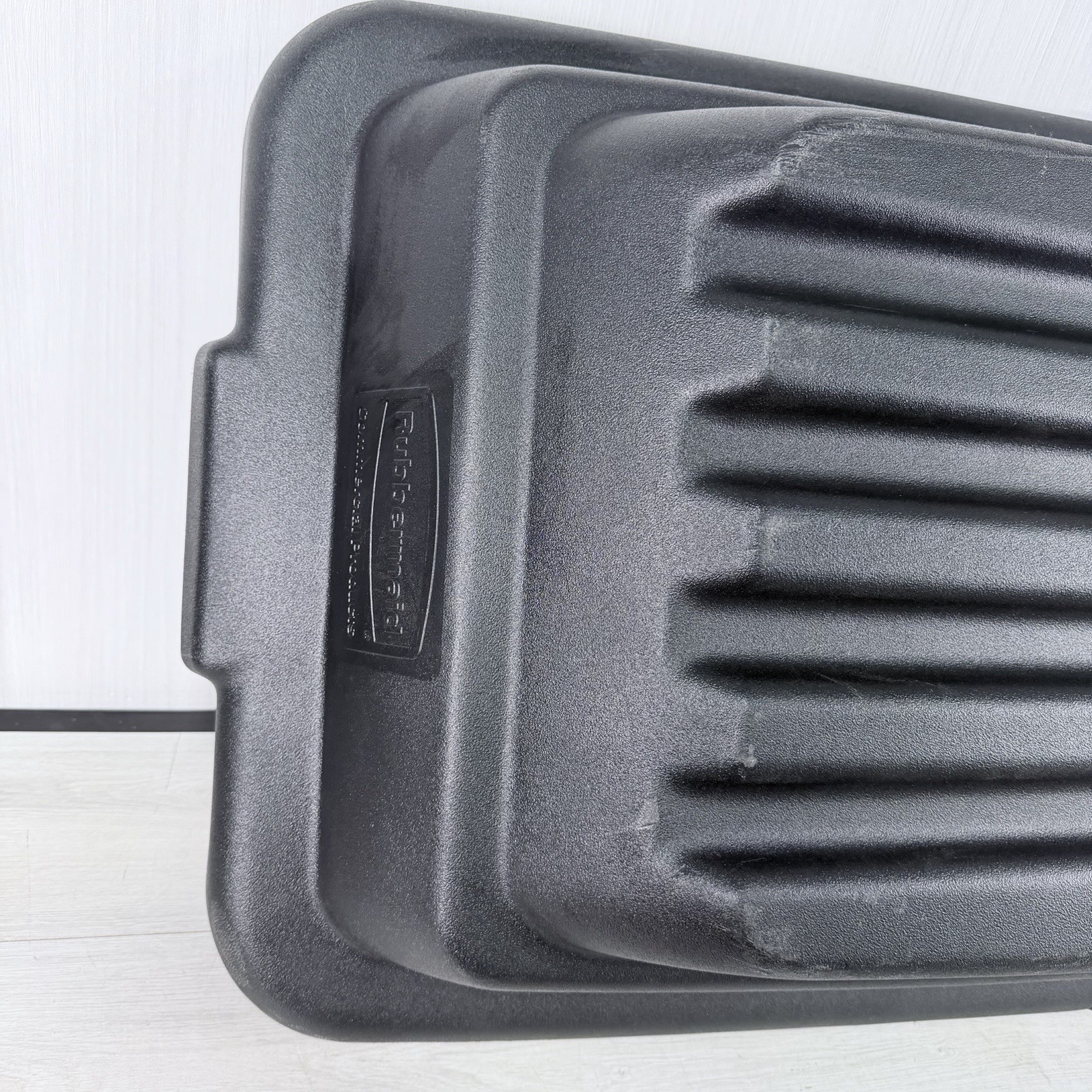 Rubbermaid Commercial Fg102800bla Tilt Truck Lid, Black, Fits 20-1/4 Cu. Ft.