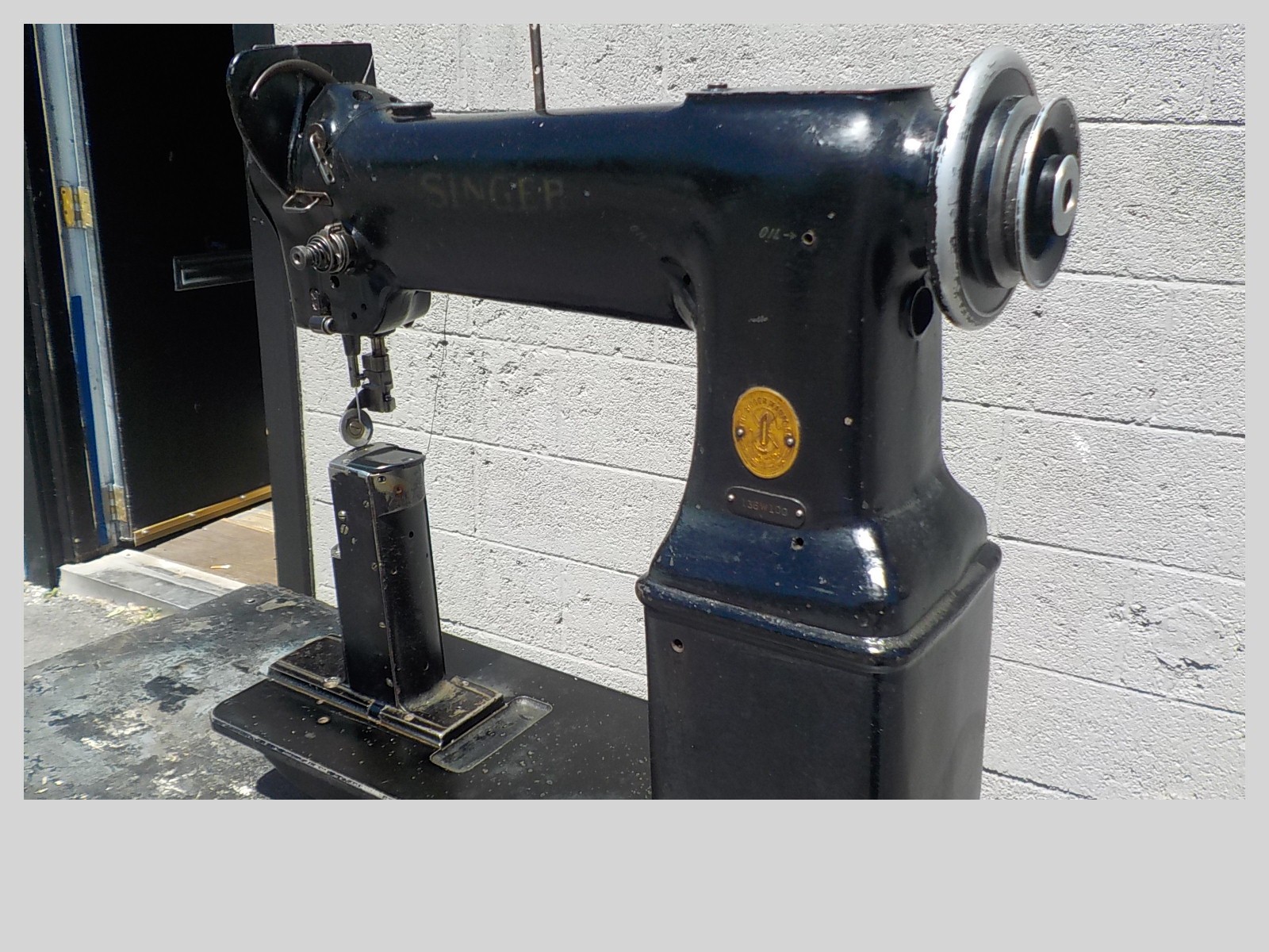 Industrial Sewing Machine Singer 138w100,Post,roller feed, Leather