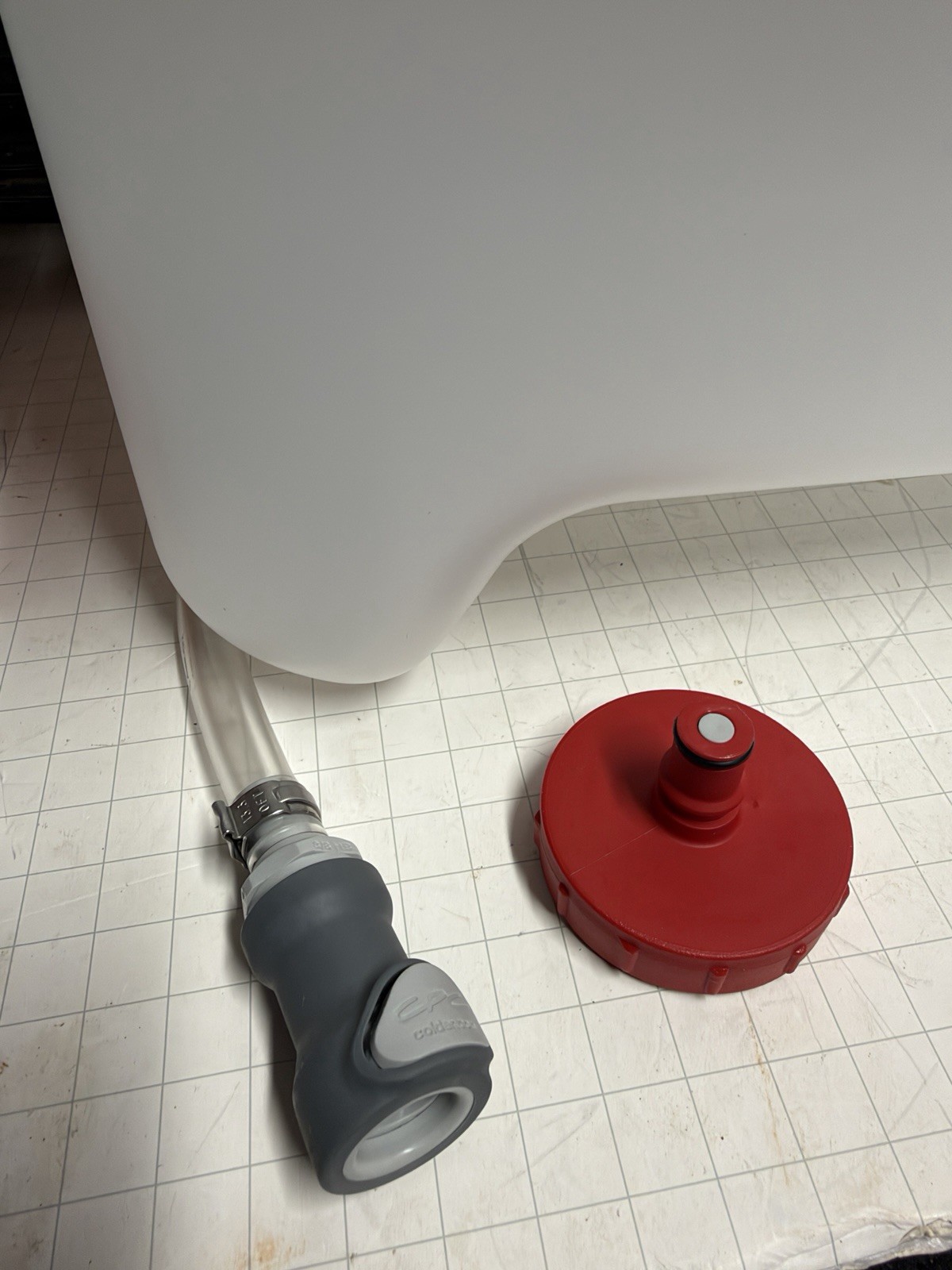 Rubbermaid HYGEN 2 Gal Cleaning Solution Caddy w/ Clean Connect Q96600 NEW