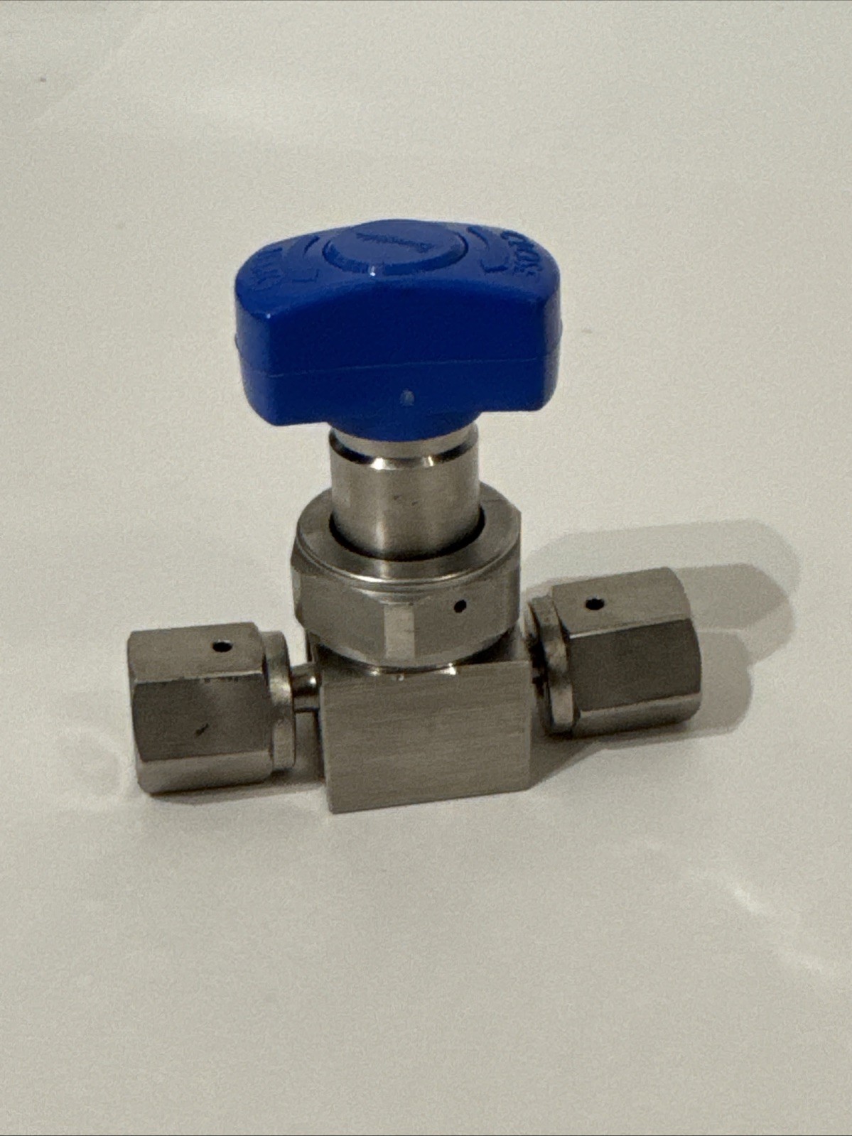 Swagelok 6LVV-DPFR4-P 316L VIM-VAR Manual Diaphragm Sealed Valve – Blue/Silver