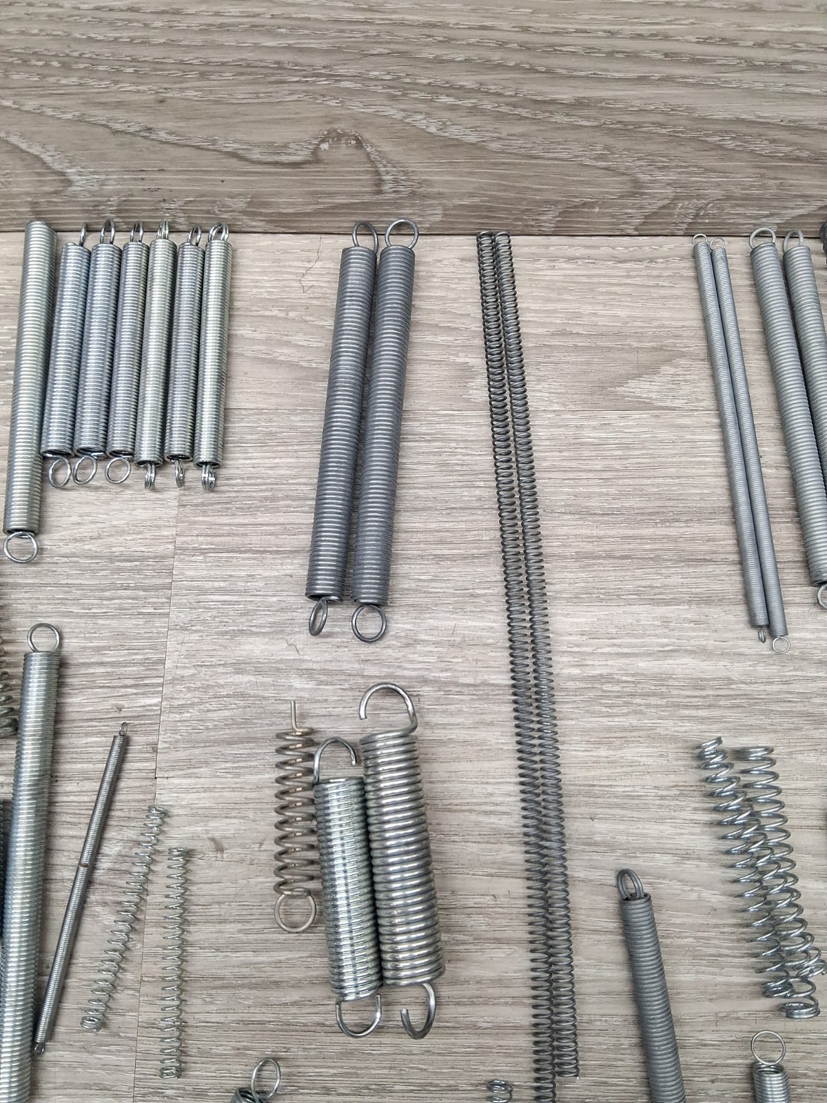Assorted Springs 80 Pieces As Shown Various Sizes And Thickness ( Read Descripti