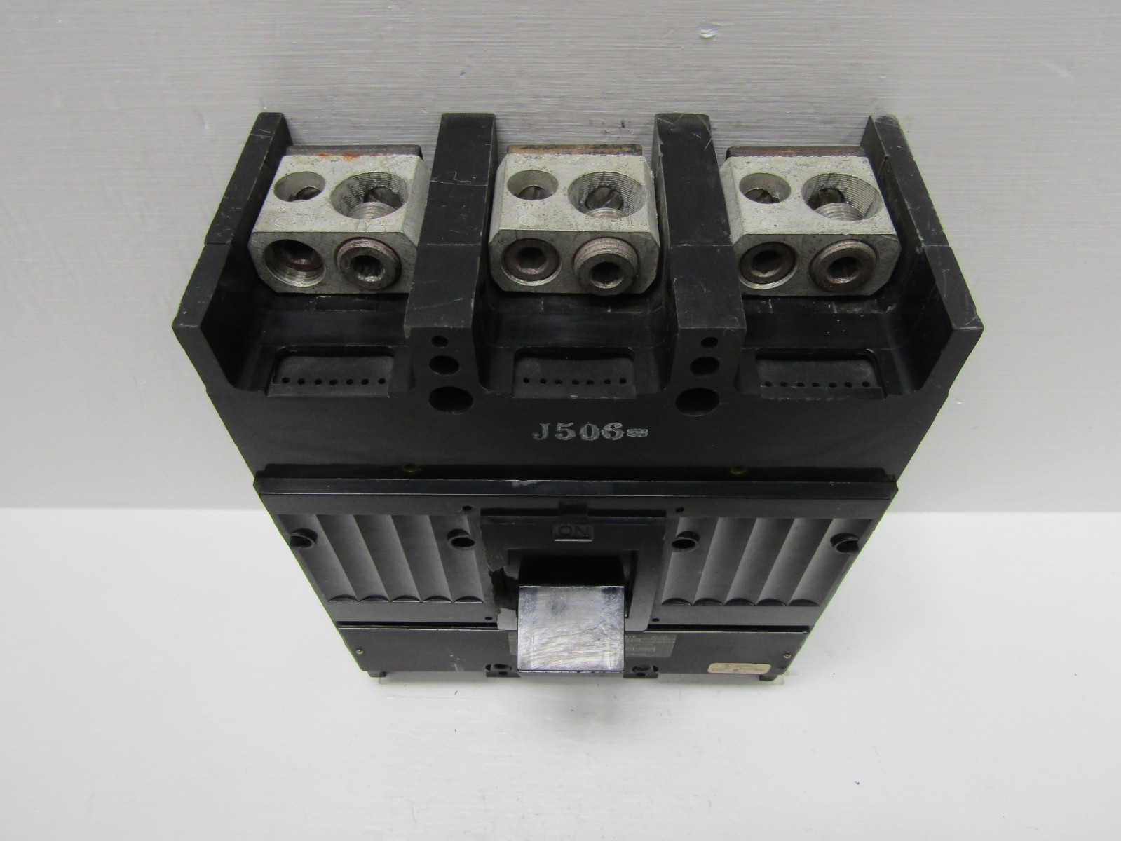 GE General Electric TJD432400 400 Amp 240V 3-Pole Circuit Breaker 400A Chipped