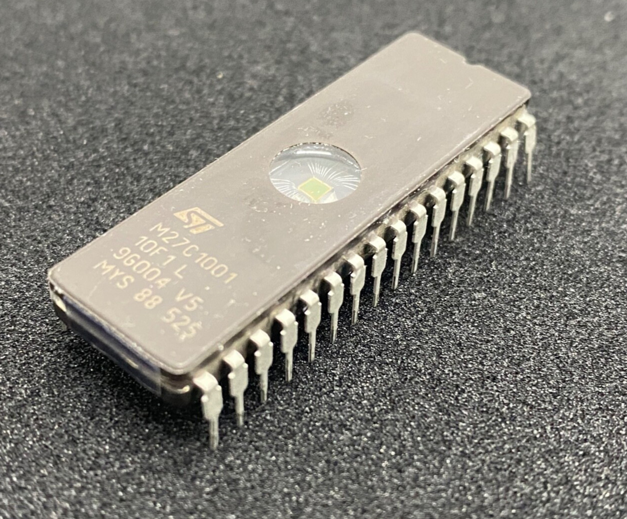 STMicroelectronics M27C1001-10F1 UV EPROM memory integrated circuit date 96004