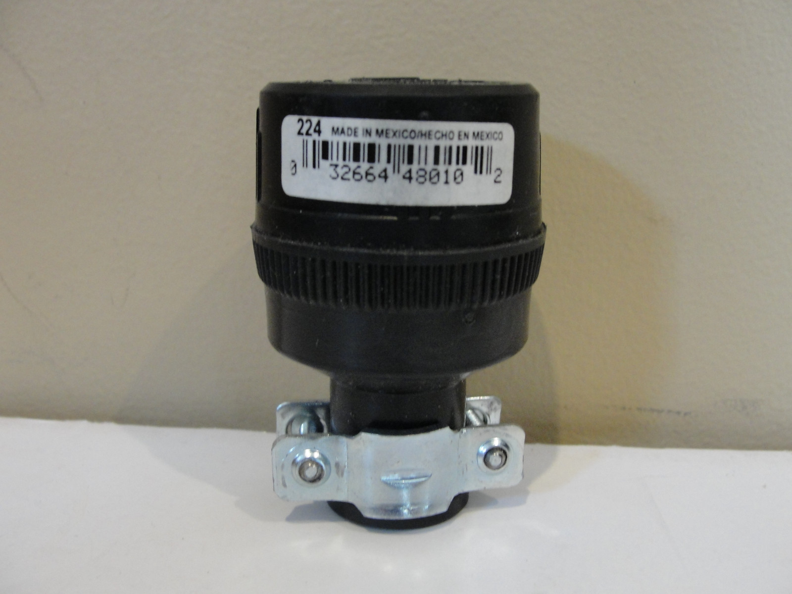Cooper 224 15-Amp 125-volt Commercial Grade Straight Rubber Connector, Black