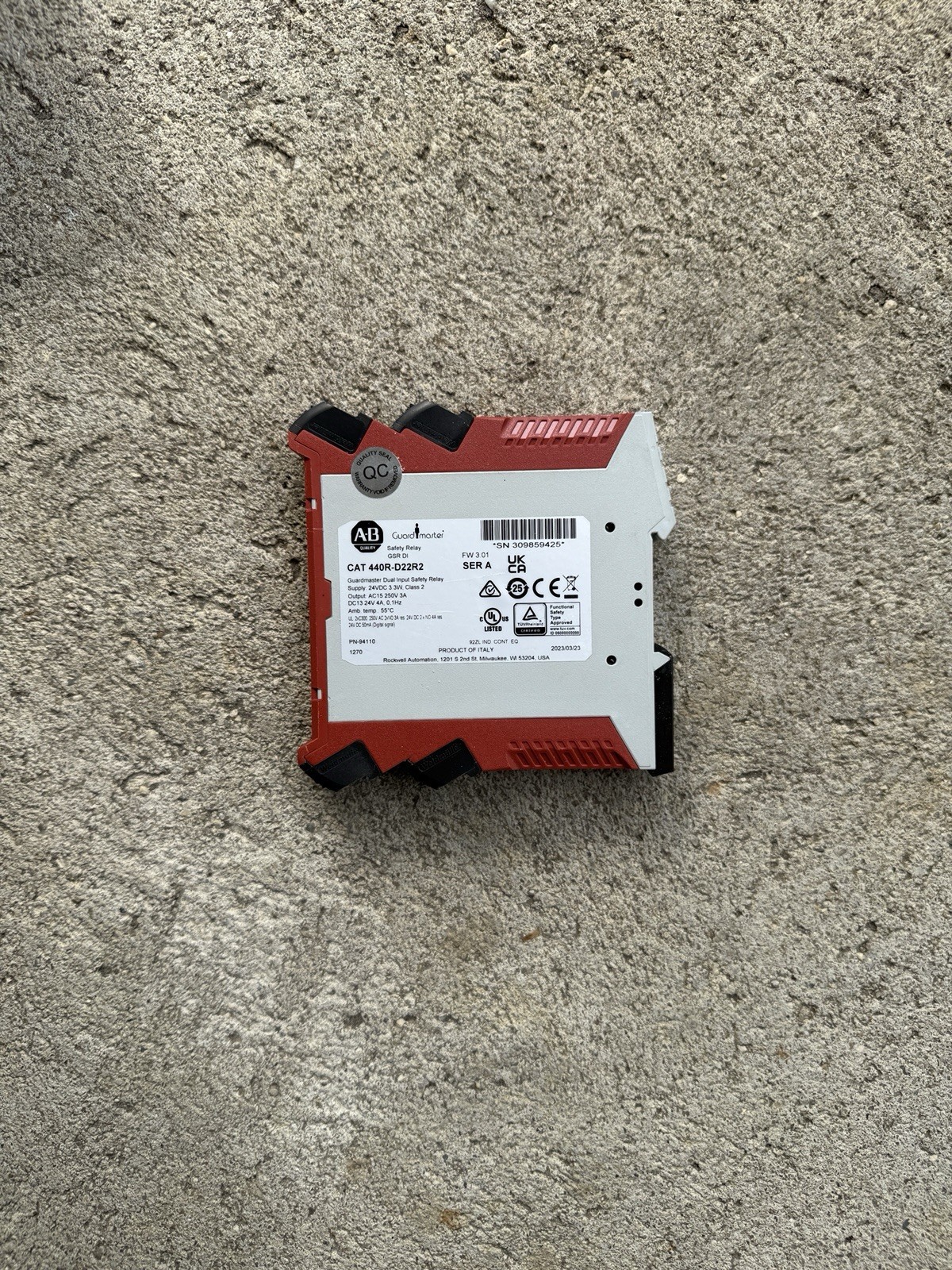 Allen Bradley Guardmaster Dual Input Safety Relay Cat. No. 440R-D22R2 Ser. A