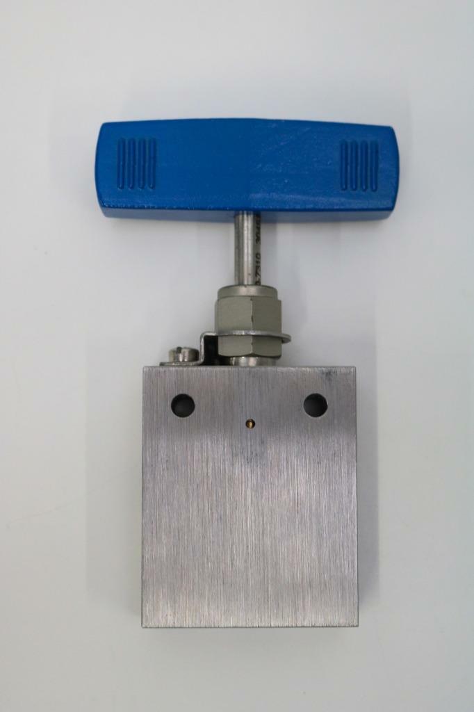 Autoclave Engineers SW4082 HC Two Way Angle Valve Hastelloy