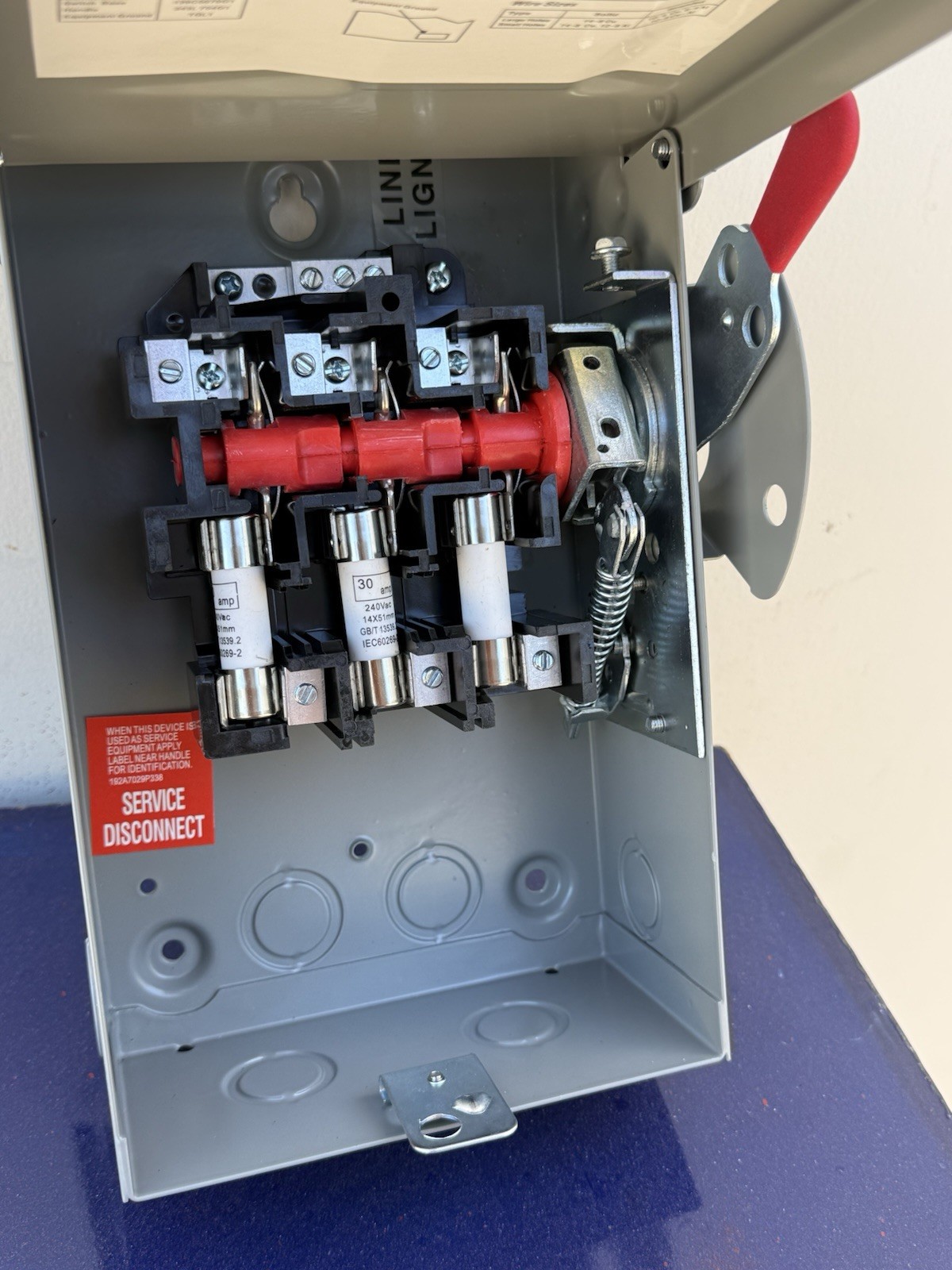 Enclosure 30 Amps Safety Disconnect Switch 240VAC-250VDC 3-poles Fuseable NEM 3R