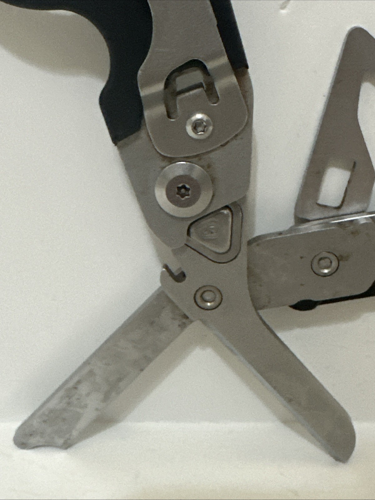 6-in-1 Folding Emergency Trauma Shears Glass Breaker Strap Cutter Black