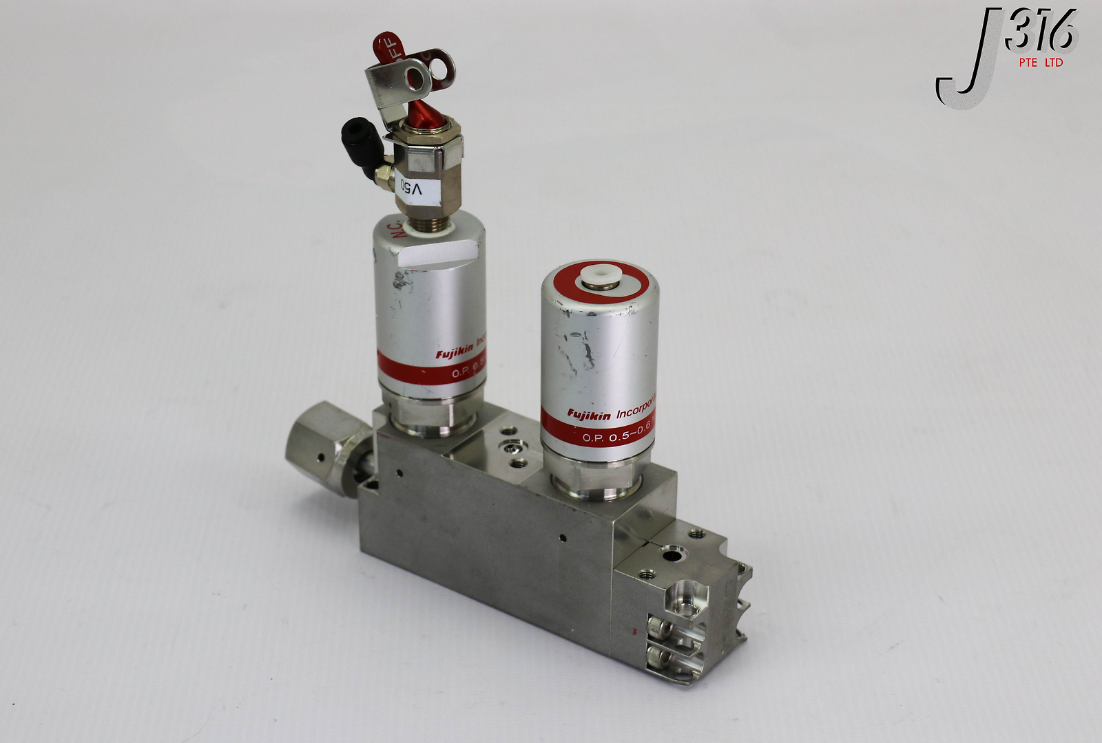 L16959 (LOT OF 30) FUJIKIN BLOCK VALVES, TYPE N.C., O.P. 0.5~0.6MPA 567512