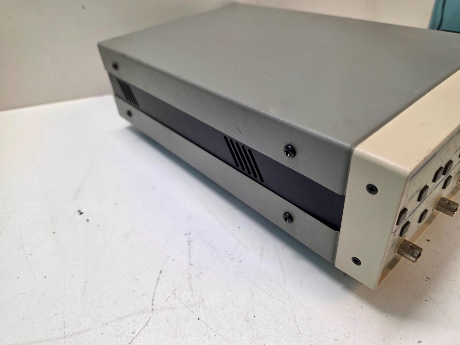 Stanford SR560 Research Systems Low-Noise Preamplifier NEW BATTERIES, TESTED