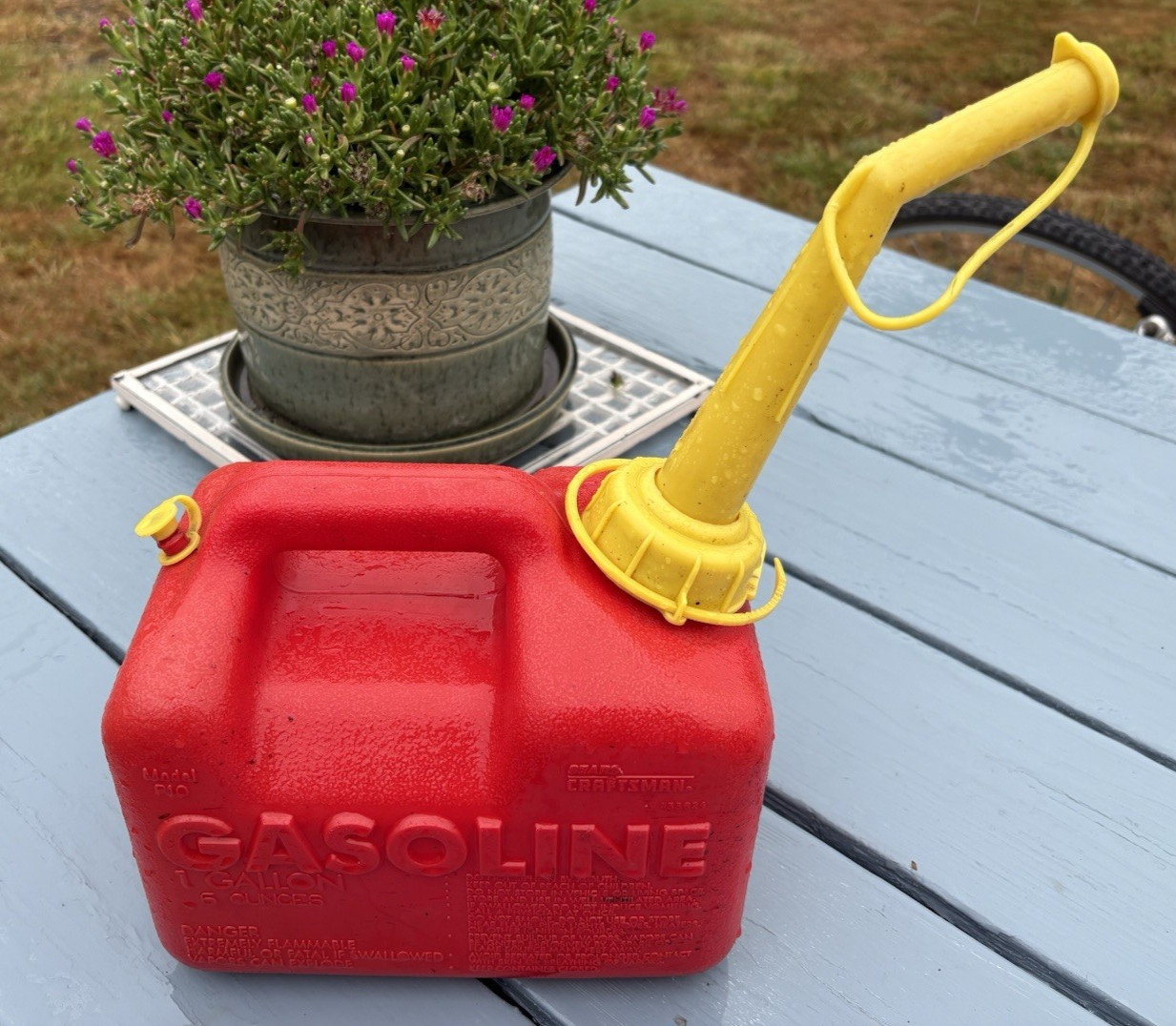 Chilton P50 1 gallon 6 ounces gas can with vent cap & tethered spout cap – CLEAN