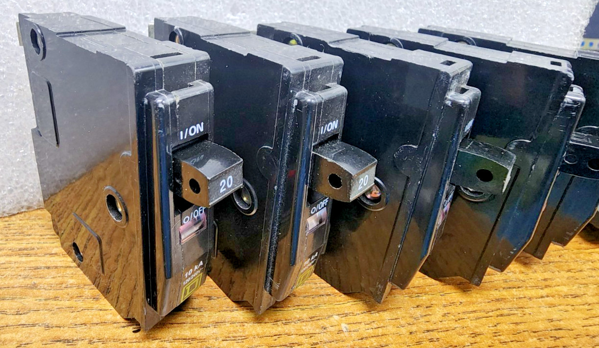 🤠 5) SQUARE D 20 AMP CIRCUIT BREAKERS 120/240 VAC 1 POLE QO120 LOT OF 5