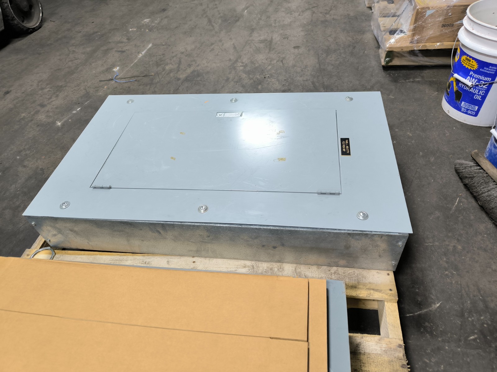 GE General Electric NHB Lug Panelboard 100 Amp 120/208V 3 PH 4W 32 Space Key