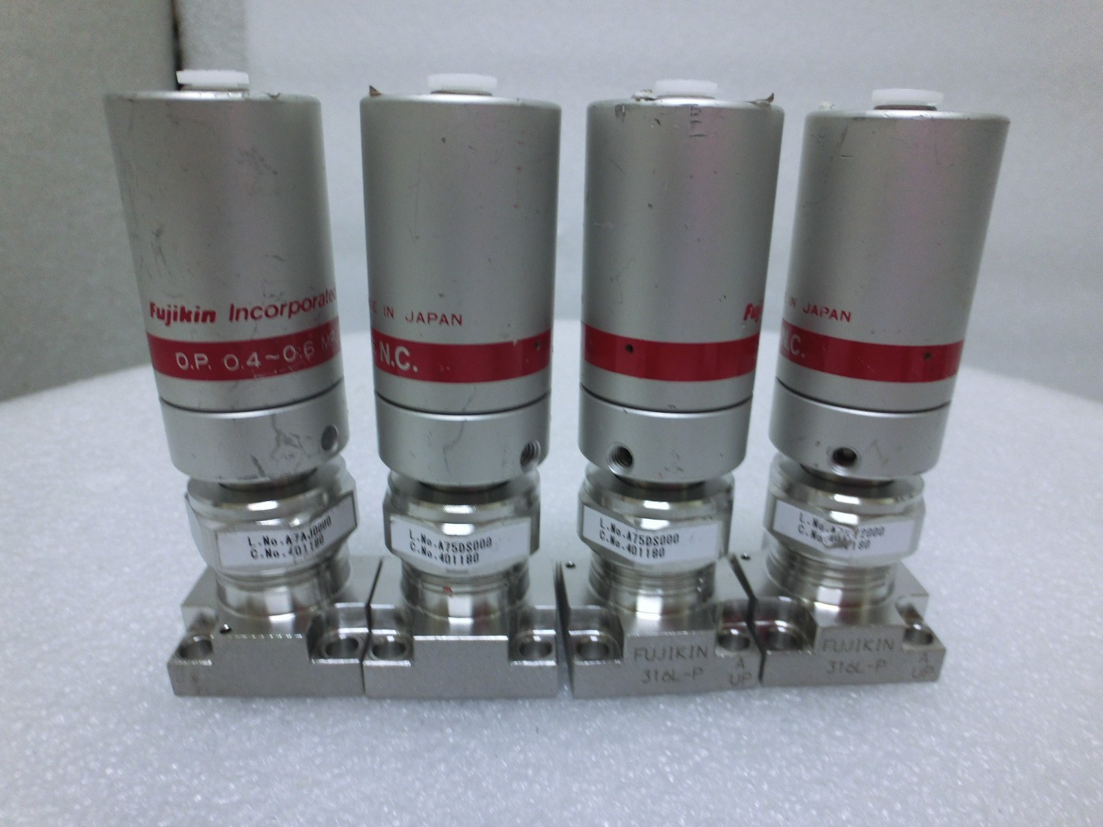 Lot of 4 Fujikin 401180 O.P. 0.5~0.6mPa N.C. Diaphragm Valve,Used,Jp~9930