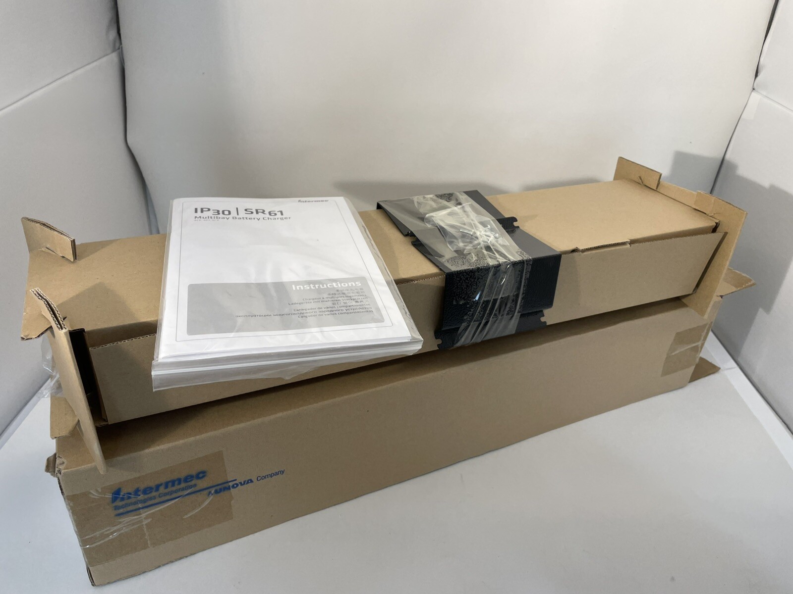 Intermec 8 Bay Charger Dock for SR61/IP30 Charges SR61 Batteries 852-902-001 New