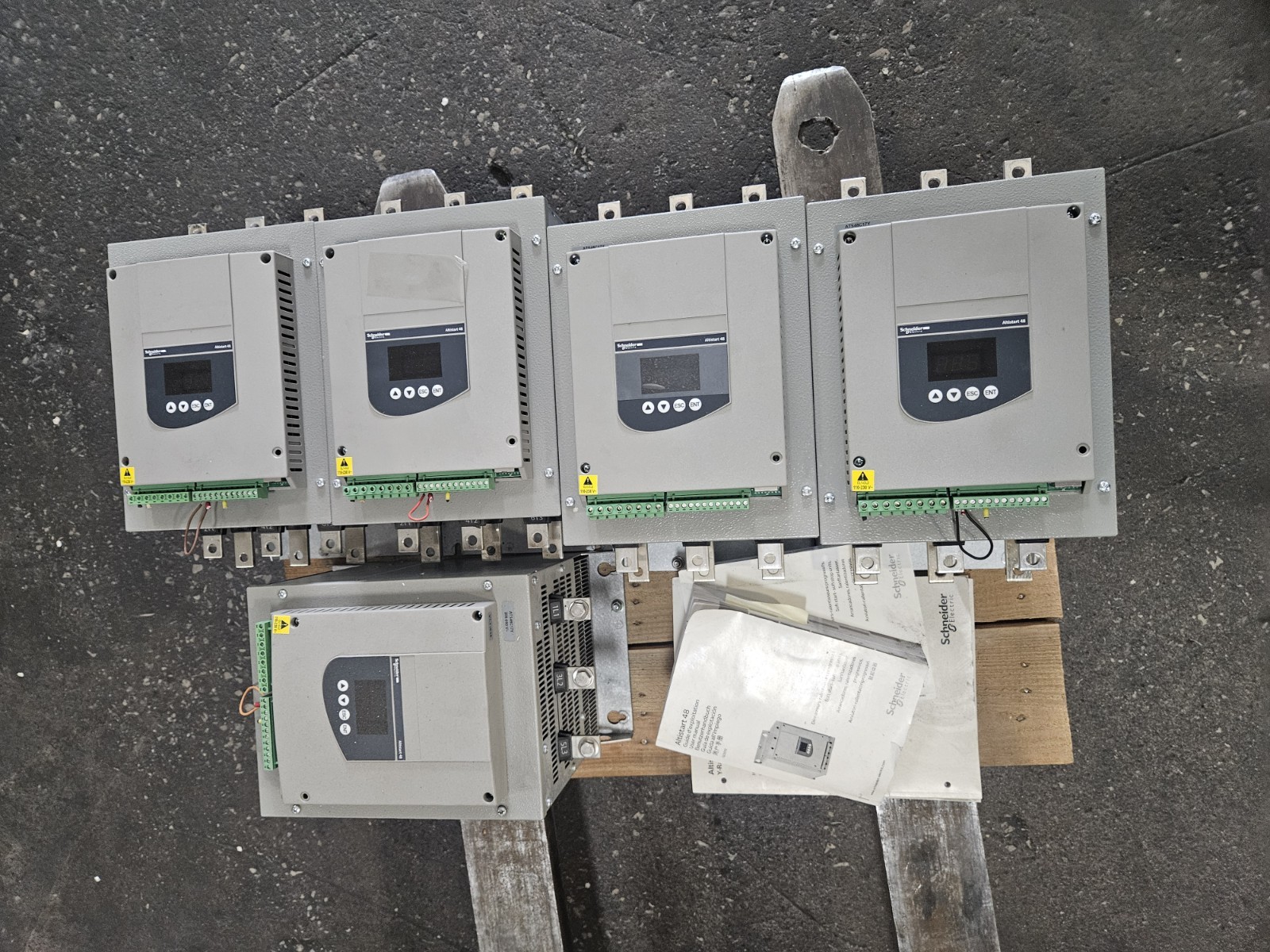 Schneider Electric Altistart 48 ATS48C17Y 156A 150HP 208-690V Soft Starter