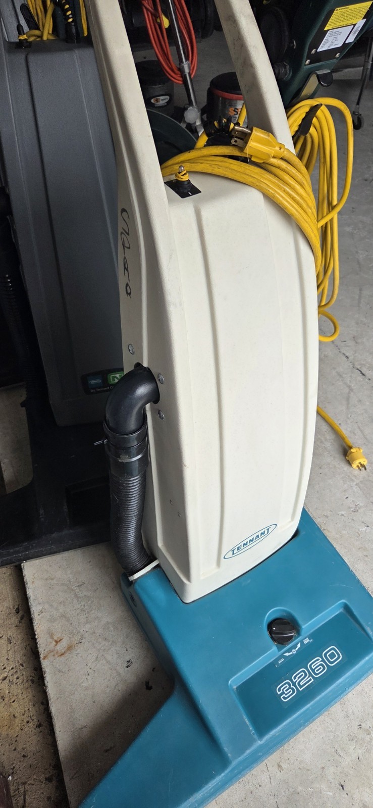 NOBLES TENNANT 26” WIDE AREA VACUUM V-WA-26 TESTED WORKING