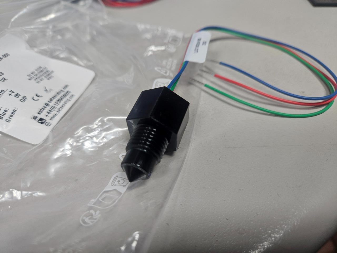 New SST LLC710D324-003 Liquid Level Sensor 1/4″ NPT / 8-30V DC / NPN