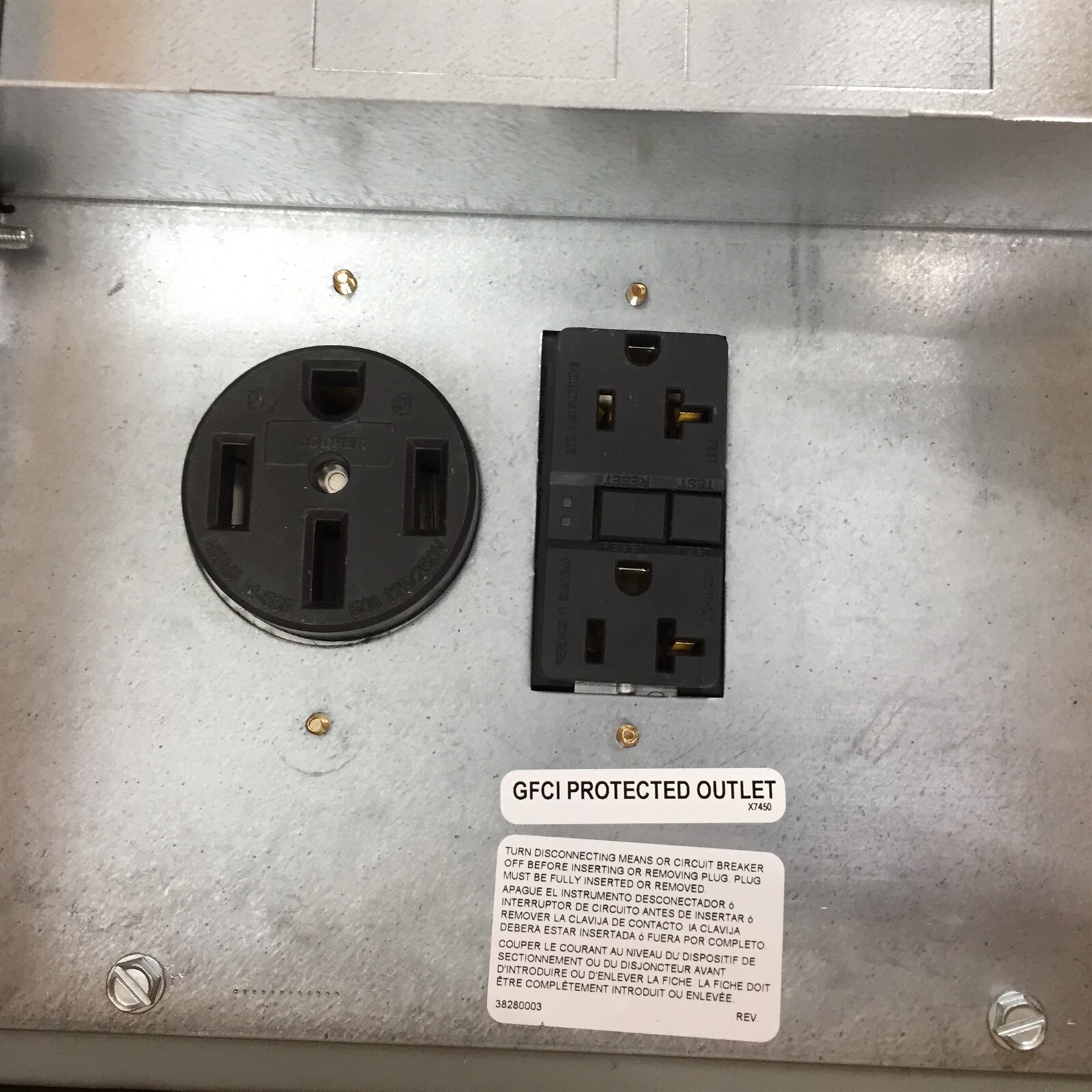 Eaton 125A Power Outlet Panel 1PH 3 Wire Surface Mount CHM1N7NS