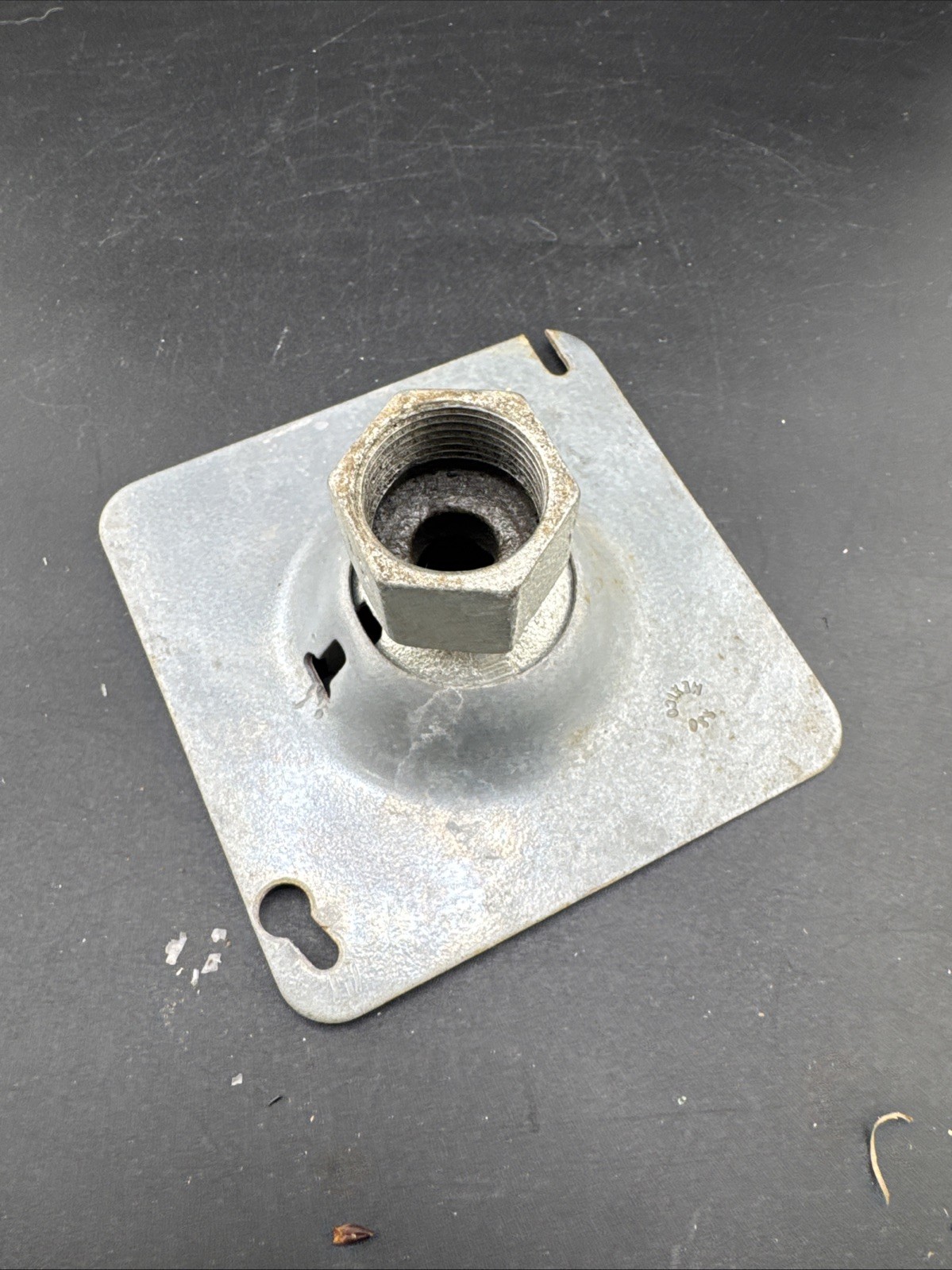Metallics West MSC75 Swivel Fixture Hanger 3/4″ Conduit for 4″ Electrical Box