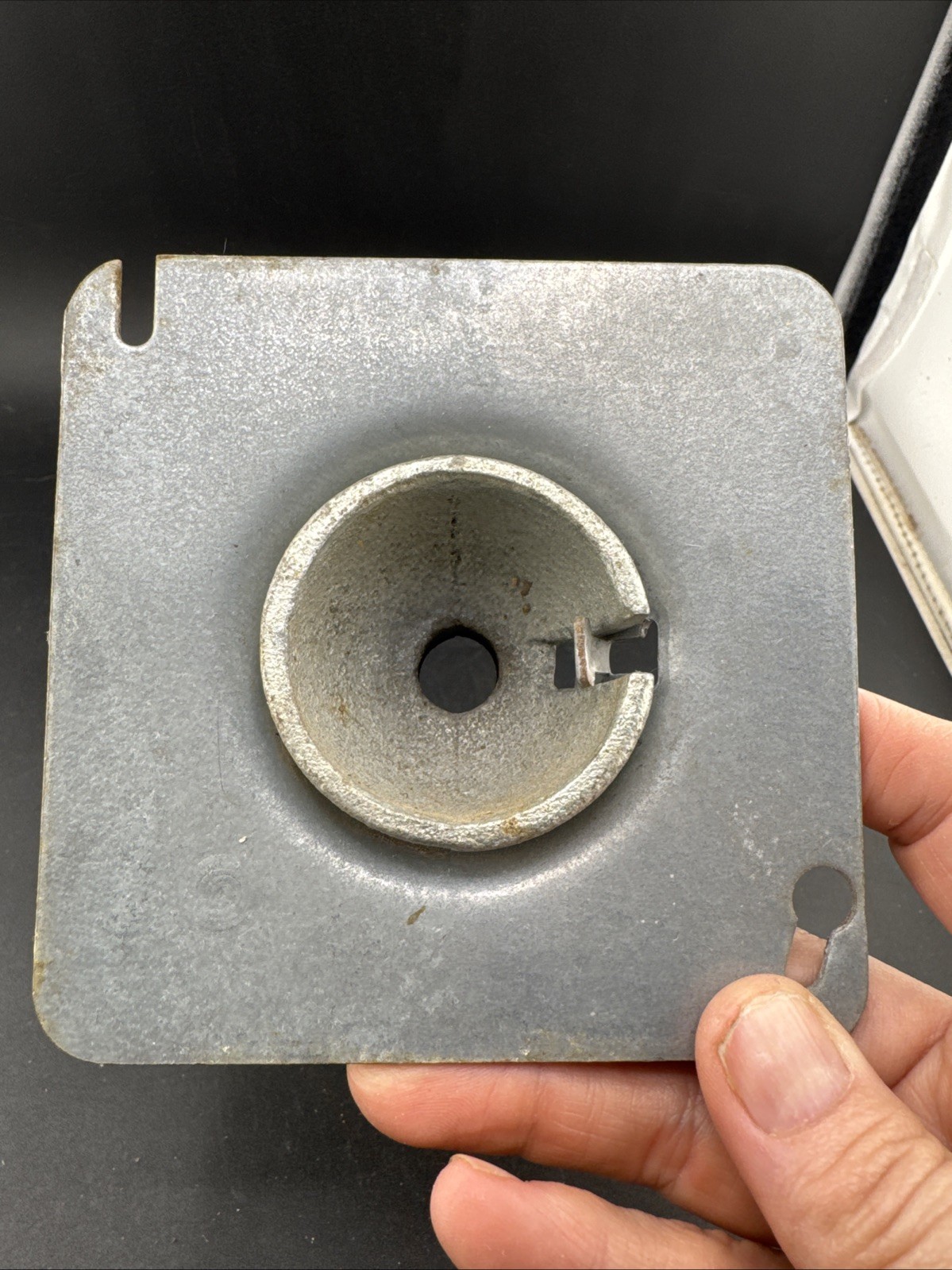 Metallics West MSC75 Swivel Fixture Hanger 3/4″ Conduit for 4″ Electrical Box