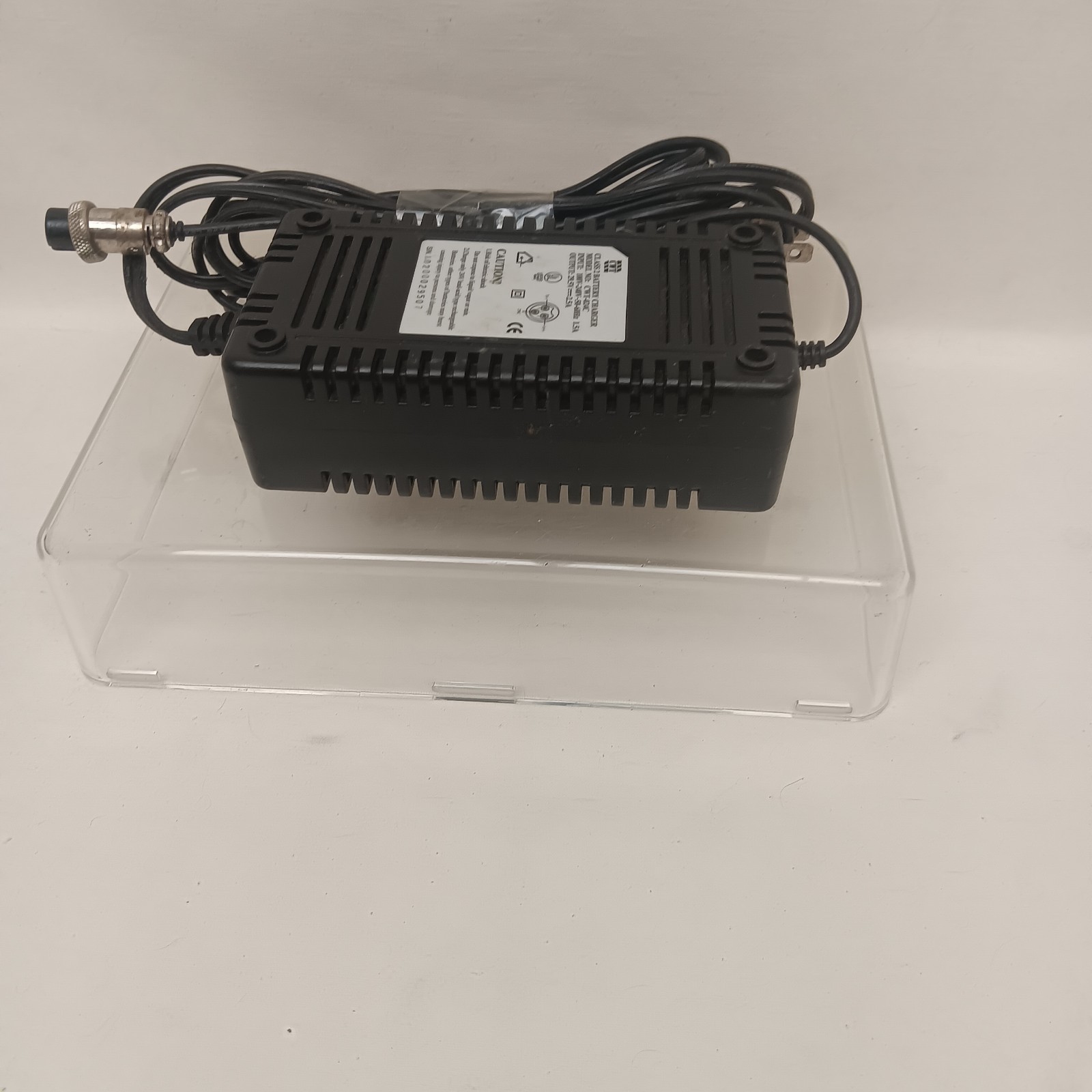 CWT Class 2 Battery Charger In 100V-240V 50-60Hz Out 29.5 V 2.5A 3-Prong Inline