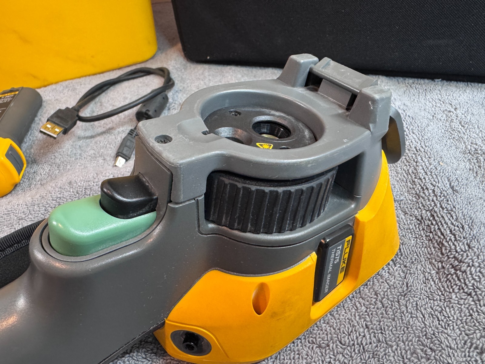 Pre-Owned Fluke TiS75 9Hz Thermal Camera Kit w/ Charger, 2 Batteries & Case