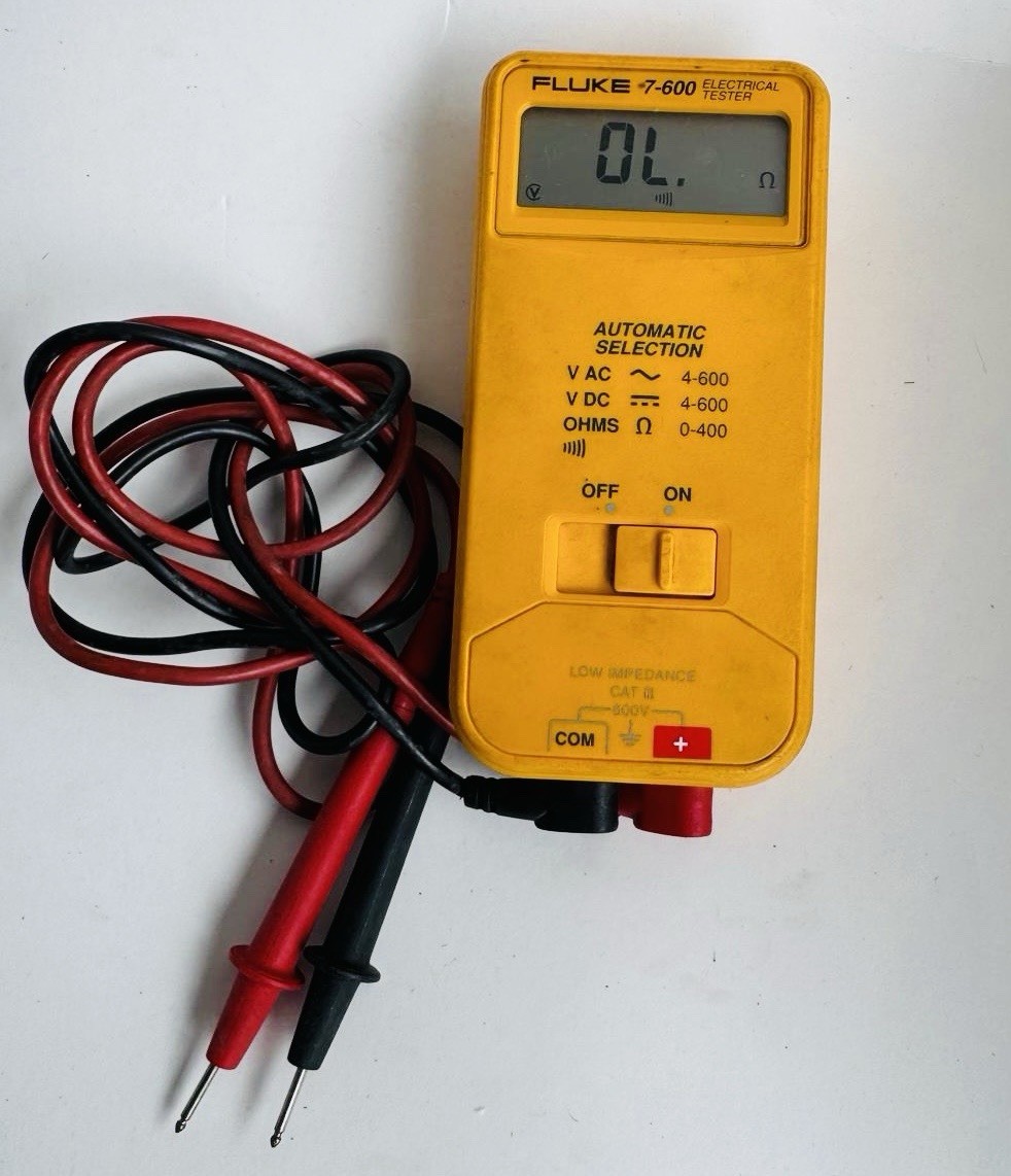 Fluke 7-600 CAT III Handheld Digital Multimeter Auto Selection 600V w/ Leads